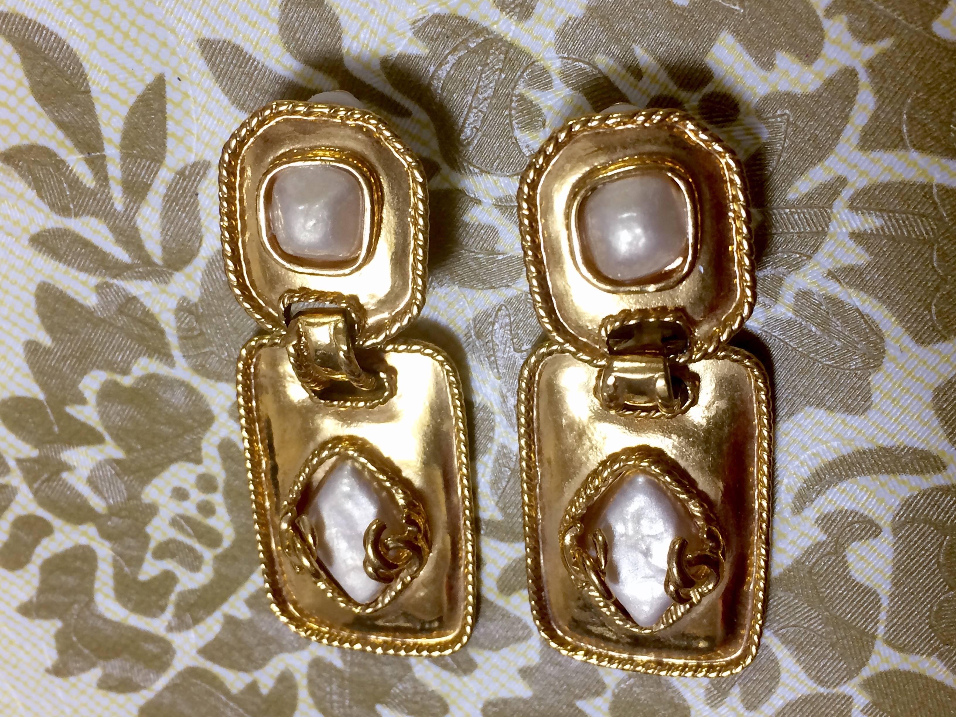 Vintage CHANEL square and rhombus shape dangling earrings, faux pearls and cc. In Good Condition For Sale In Kashiwa, Chiba