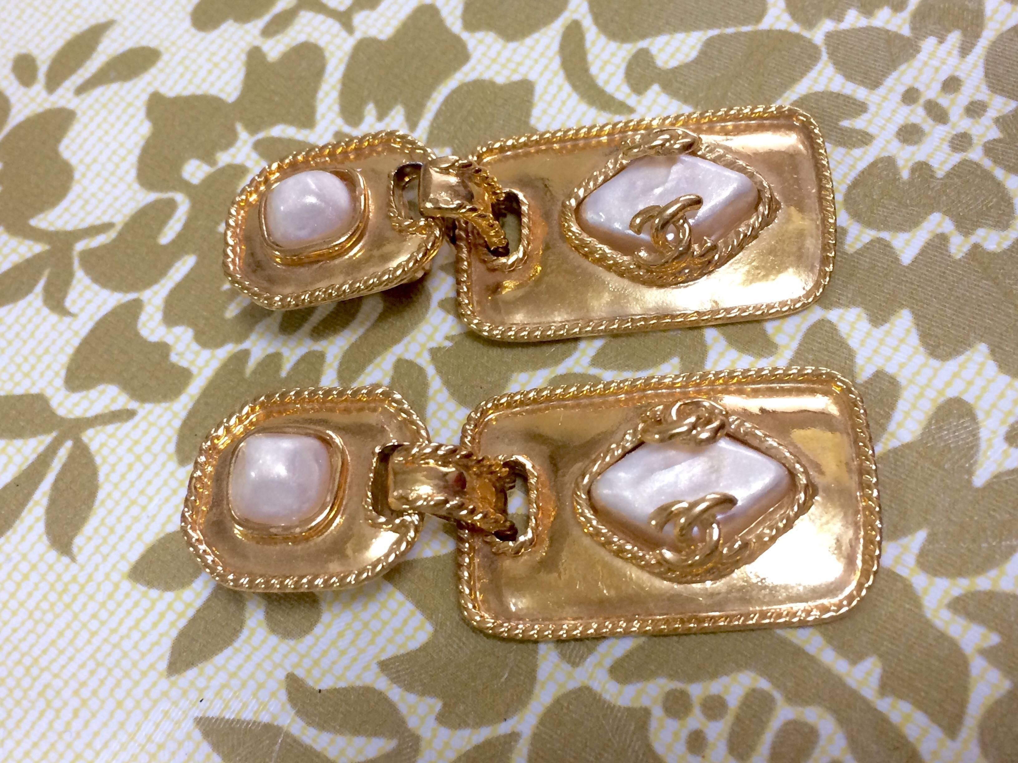 Women's Vintage CHANEL square and rhombus shape dangling earrings, faux pearls and cc. For Sale