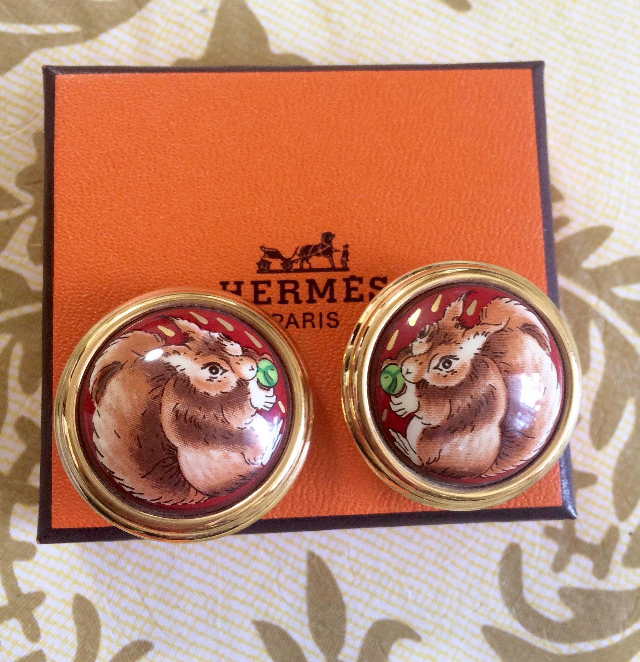 MINT. Vintage Hermes round cloisonne enamel golden earrings with squirrel design In Excellent Condition For Sale In Kashiwa, Chiba