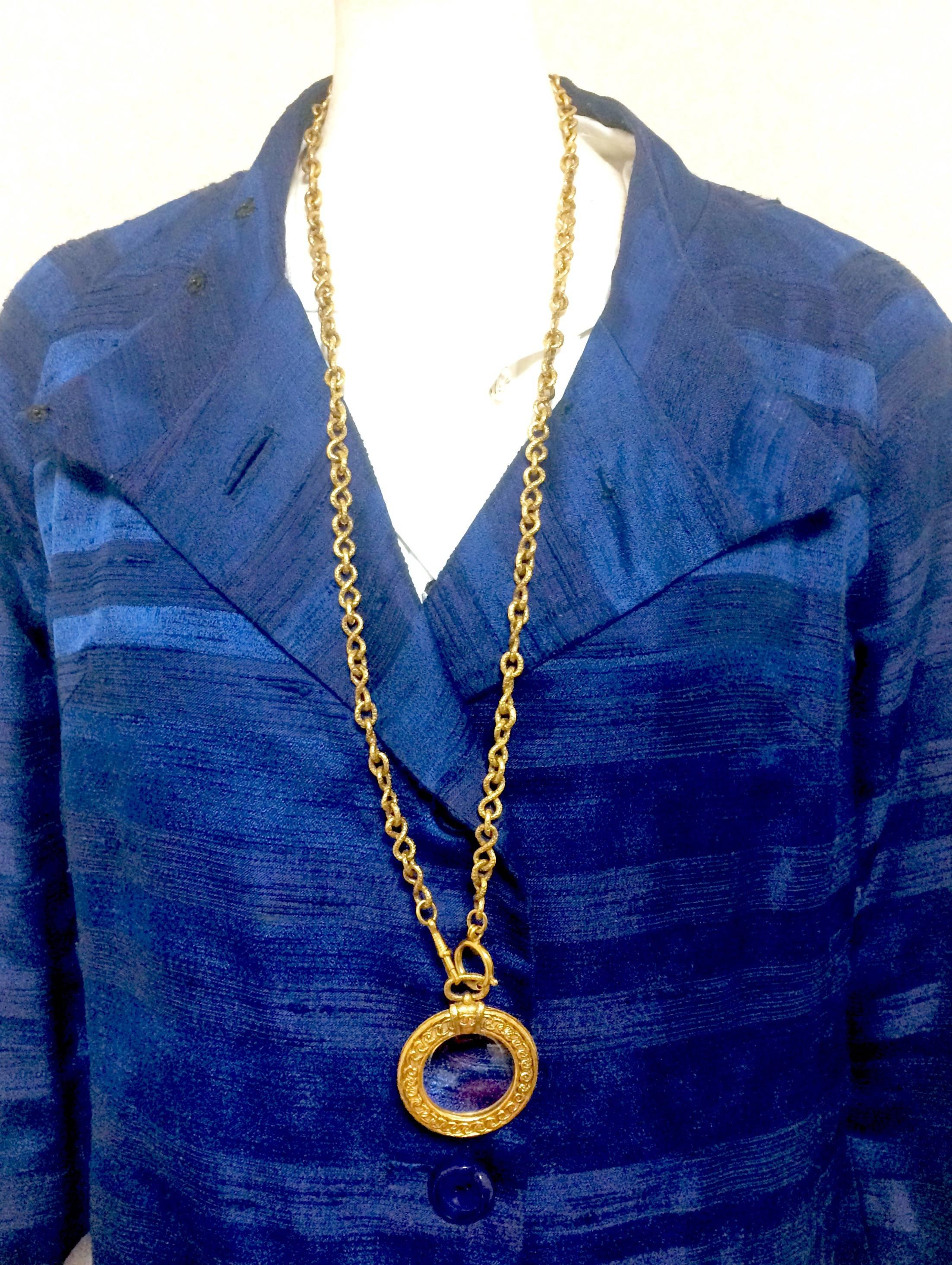 90s. Vintage CHANEL long chain necklace with round glass loupe pendant top and CC motif. Can be worn in double. Gorgeous masterpiece.

Introducing a vintage Chanel gorgeous long chain necklace.
Perfect vintage CHANEL gift. 

Featuring a large round