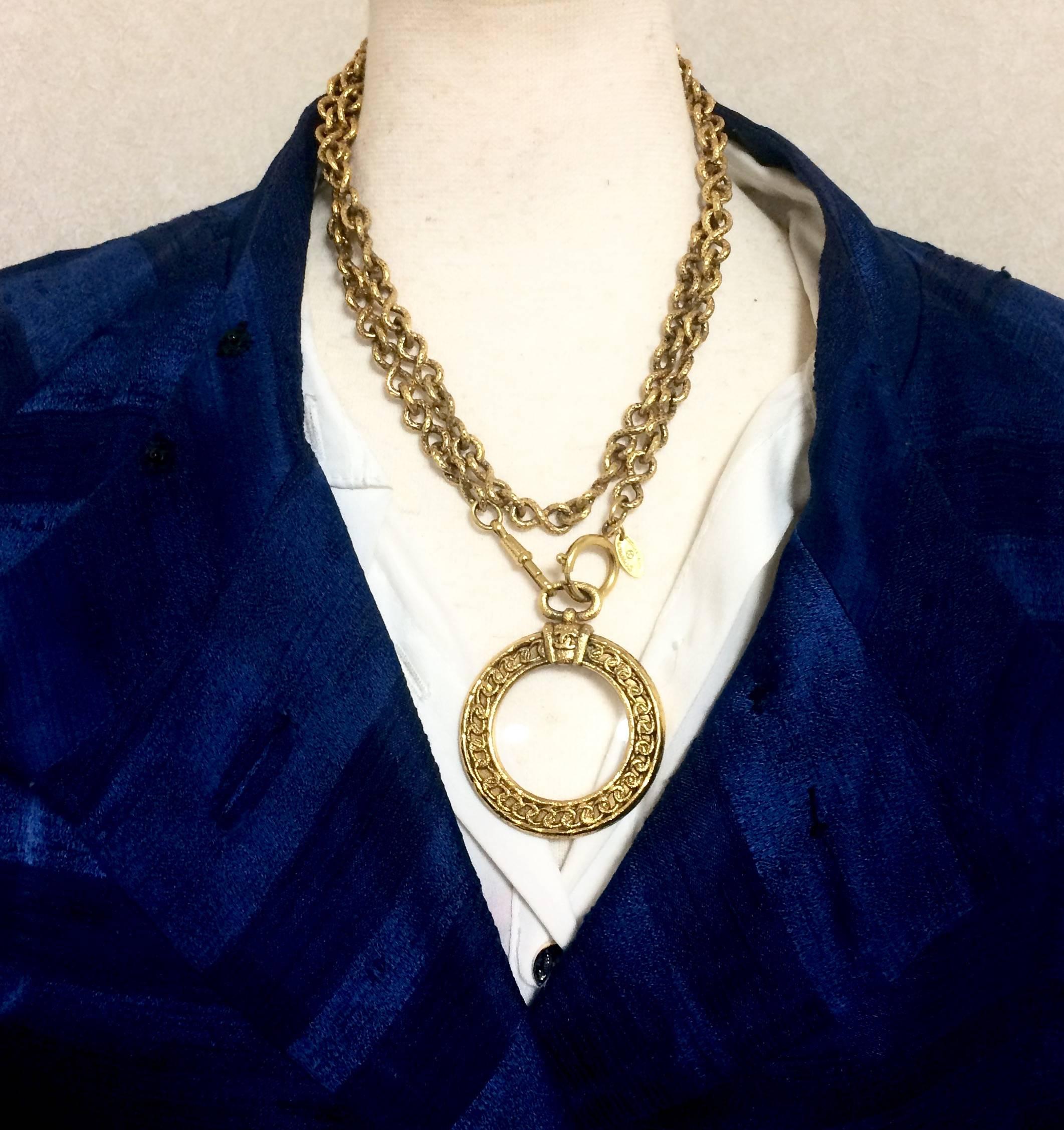 Vintage CHANEL long chain necklace with round glass loupe pendant top and CC. In Excellent Condition In Kashiwa, Chiba