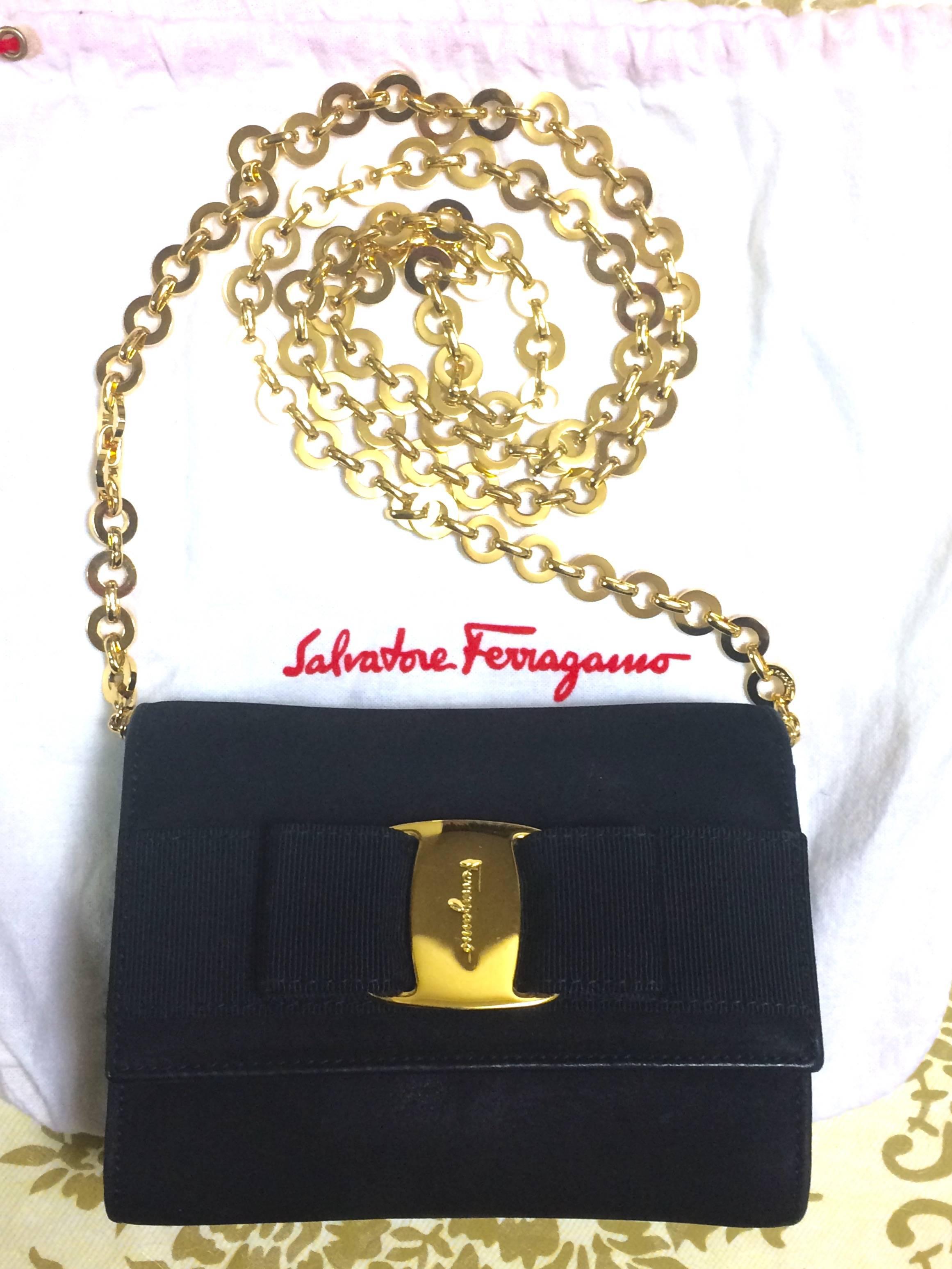 1990s. Vintage Salvatore Ferragamo black leather shoulder mini bag with golden chain and Vara bow motif. Clutch purse from Vara collection.

Excellent condition!

This is a vintage Salvatore Ferragamo's genuine black leather shoulder mini bag from