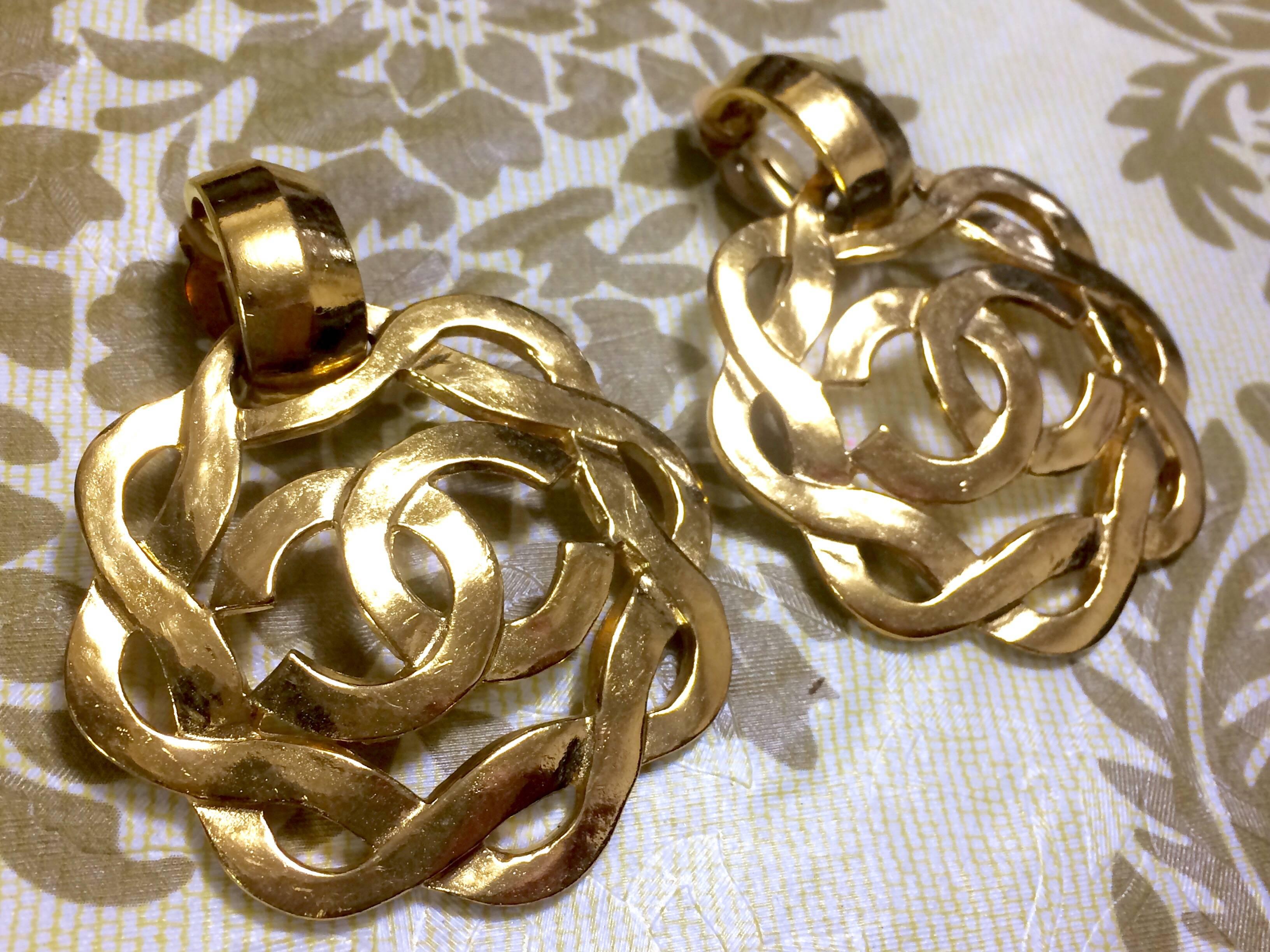 1990s. Vintage CHANEL extra large wavy round flower dangling earrings with CC mark motif. Rare jewelry from Chanel.

Introducing another FAB and gorgeous vintage jewelry from CHANEL back in the 90's.
Extra large wavy round shape that looks also like