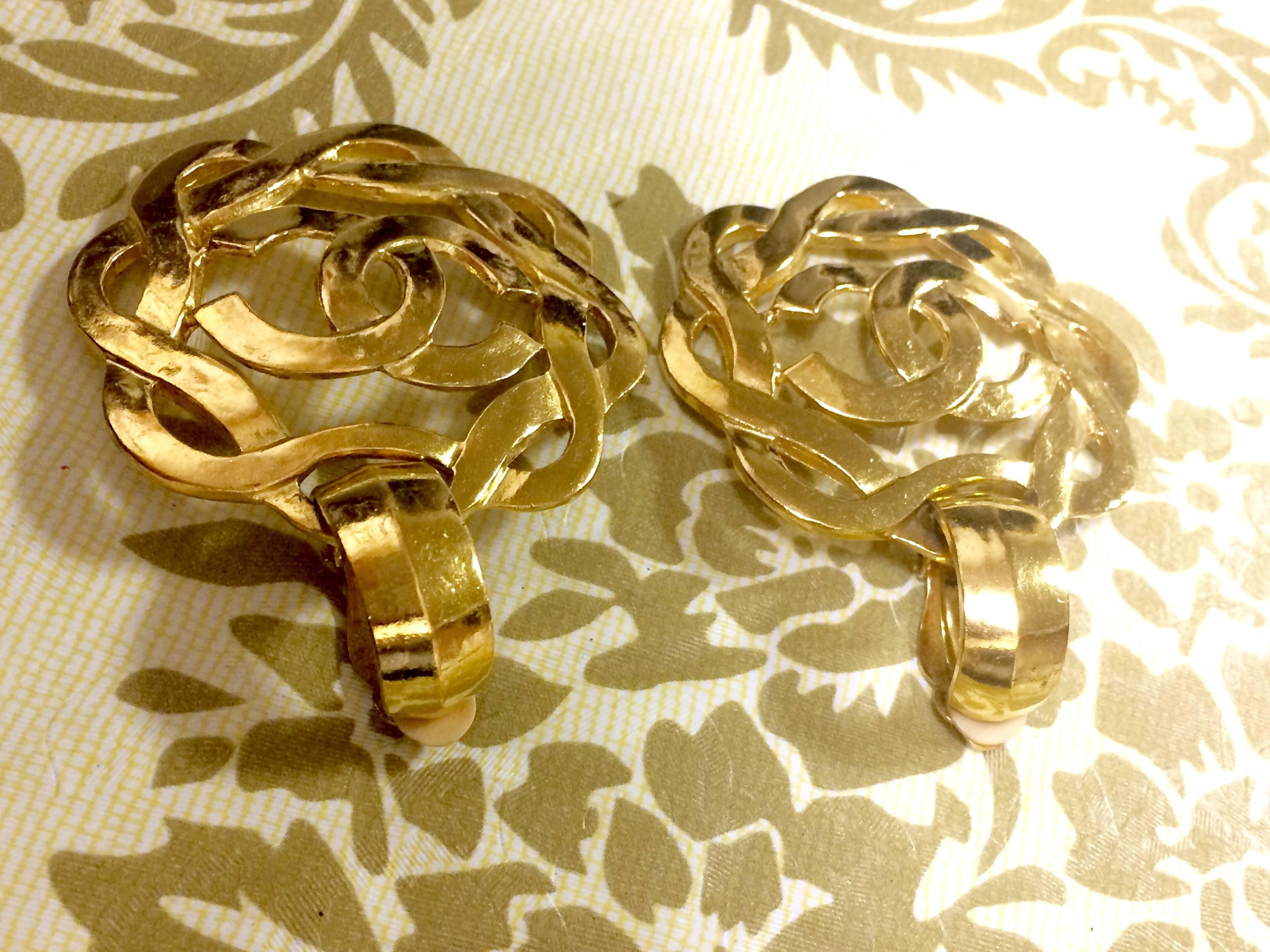 Vintage CHANEL extra large wavy round flower dangling earrings with CC mark. In Excellent Condition In Kashiwa, Chiba
