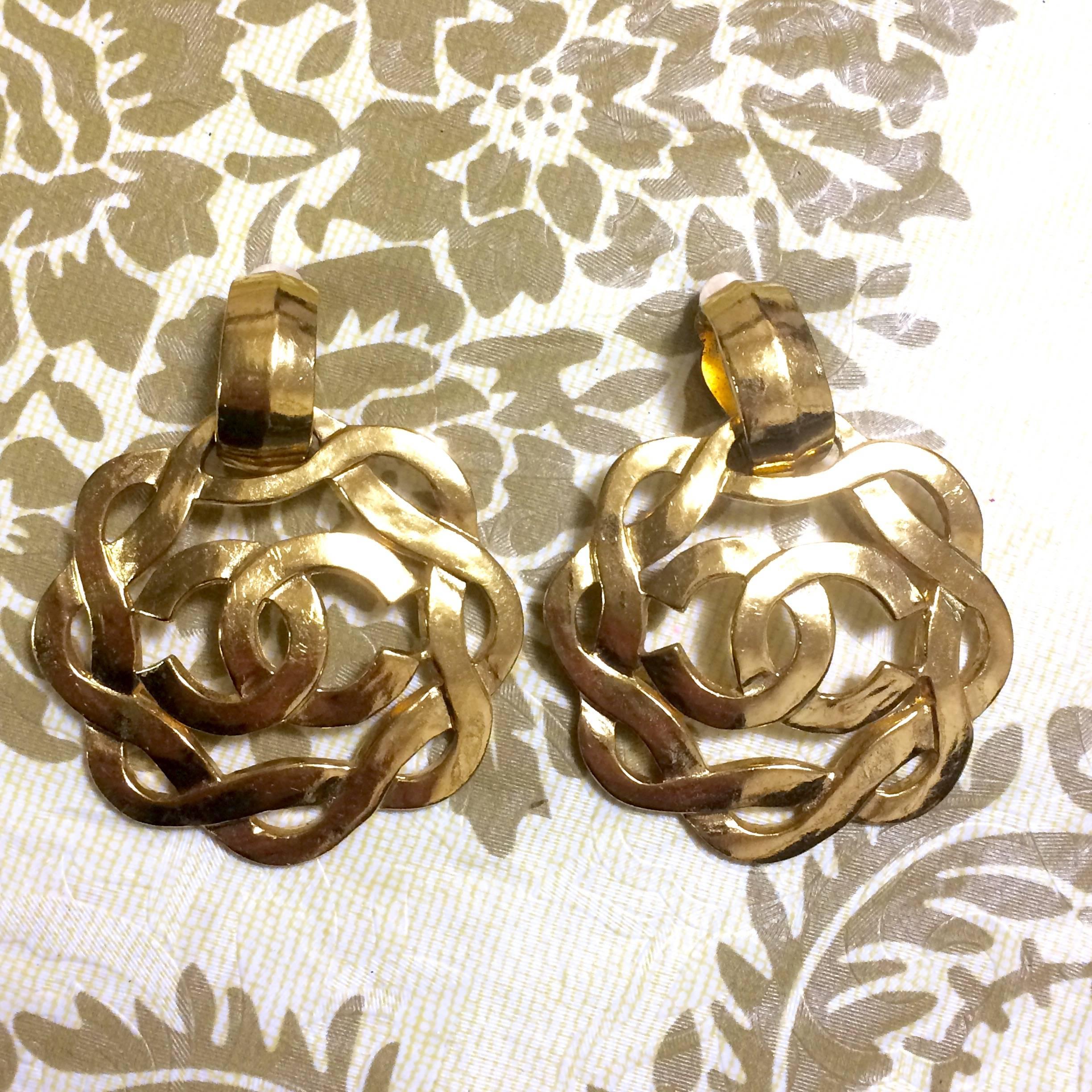 Vintage CHANEL extra large wavy round flower dangling earrings with CC mark. 3
