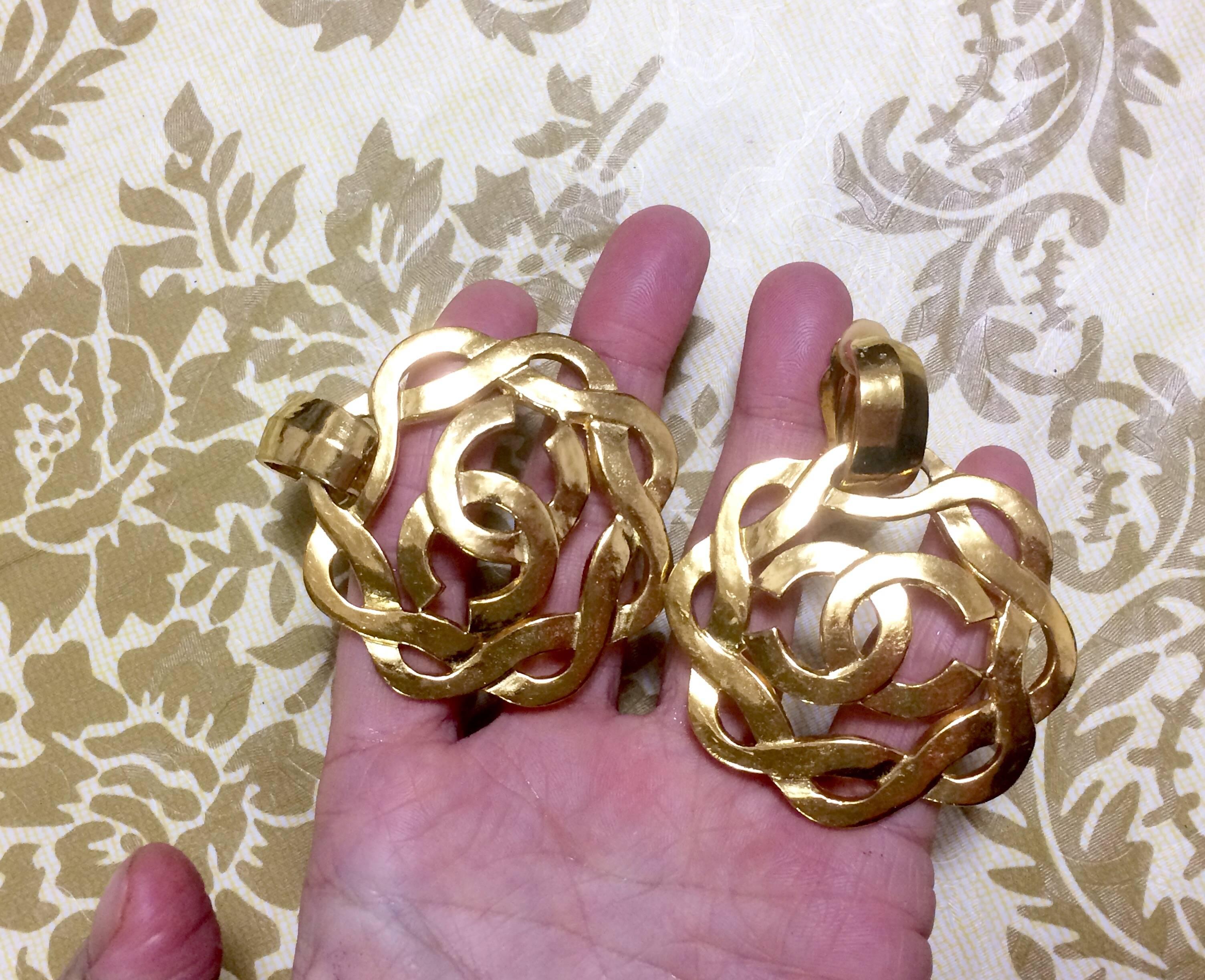 Vintage CHANEL extra large wavy round flower dangling earrings with CC mark. 4