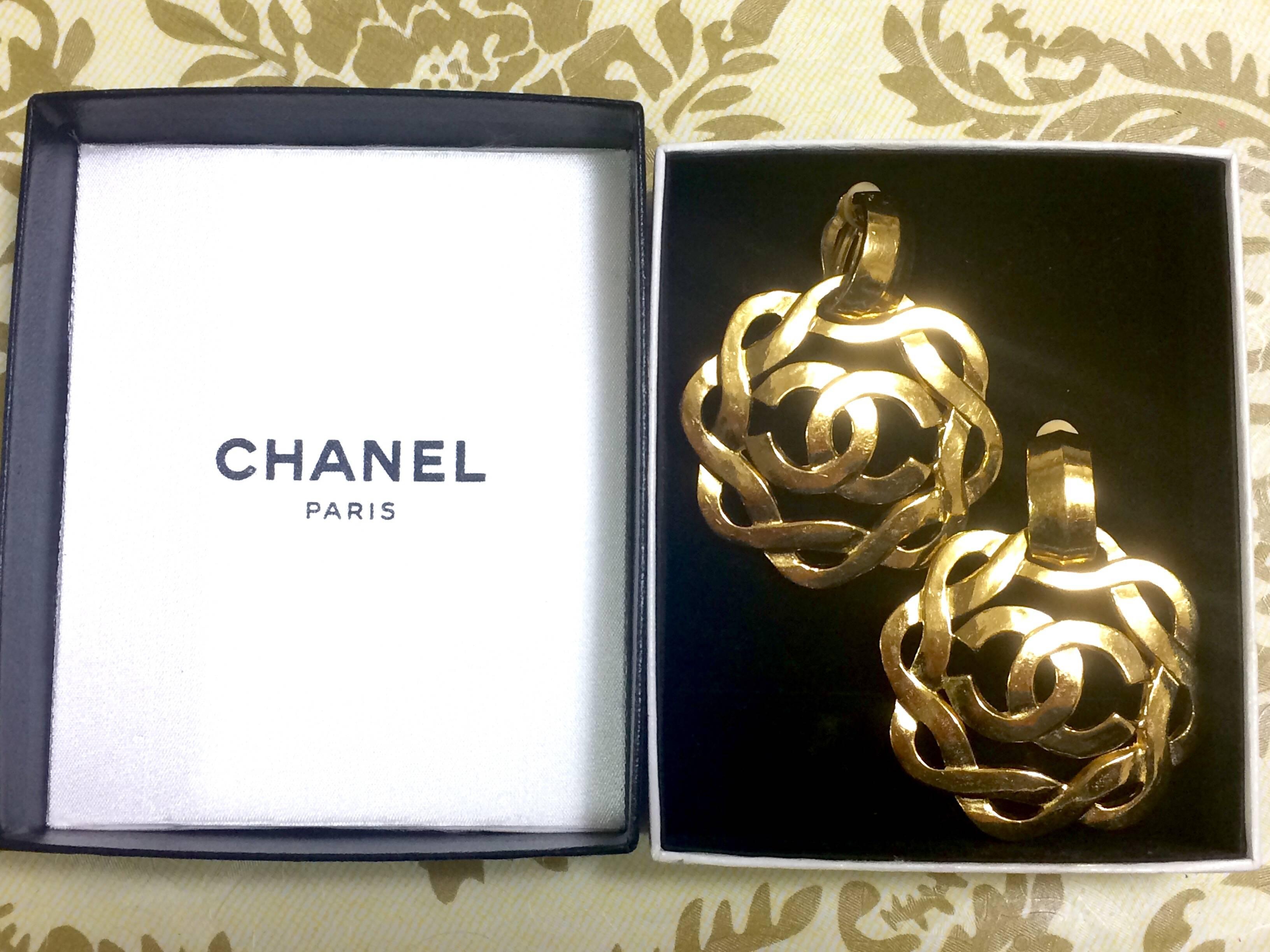 Vintage CHANEL extra large wavy round flower dangling earrings with CC mark. 5