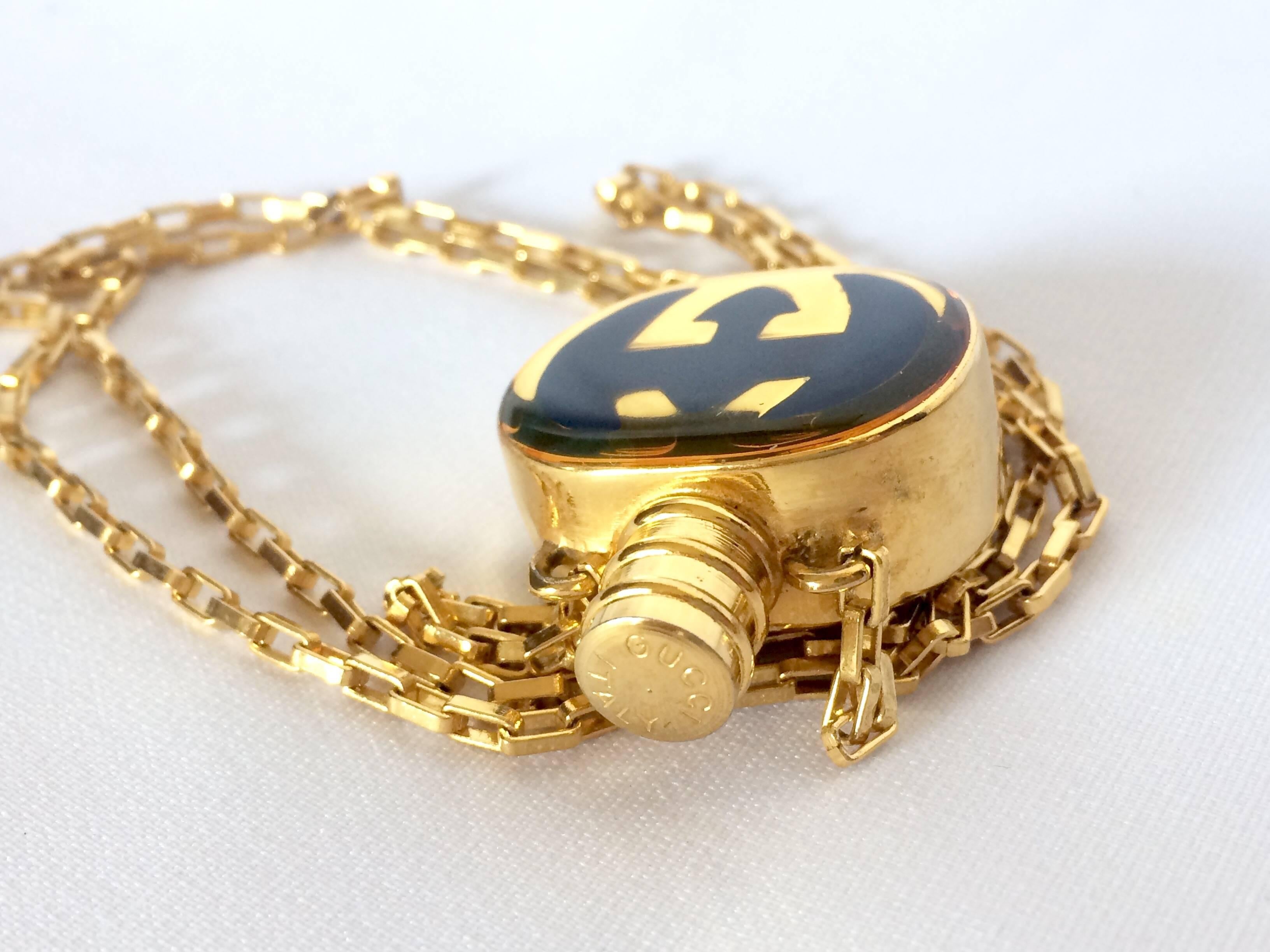 Vintage Gucci gold and navy round shape perfume bottle necklace with logo mark. In Excellent Condition In Kashiwa, Chiba
