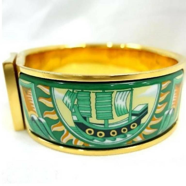1990s. Vintage Hermes cloisonne enamel click and clack bangle green yotch, ship design. Classic jewelry piece from Hermes back in the 90's.

Fabulous bangle in HERMES's iconic cloisonne enamel.
Excellent beauty and elegance with green, cream, and