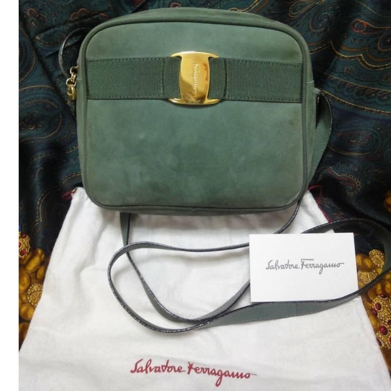 Vintage Salvatore Ferragamo vara collection green suede leather shoulder bag. In Good Condition In Kashiwa, Chiba