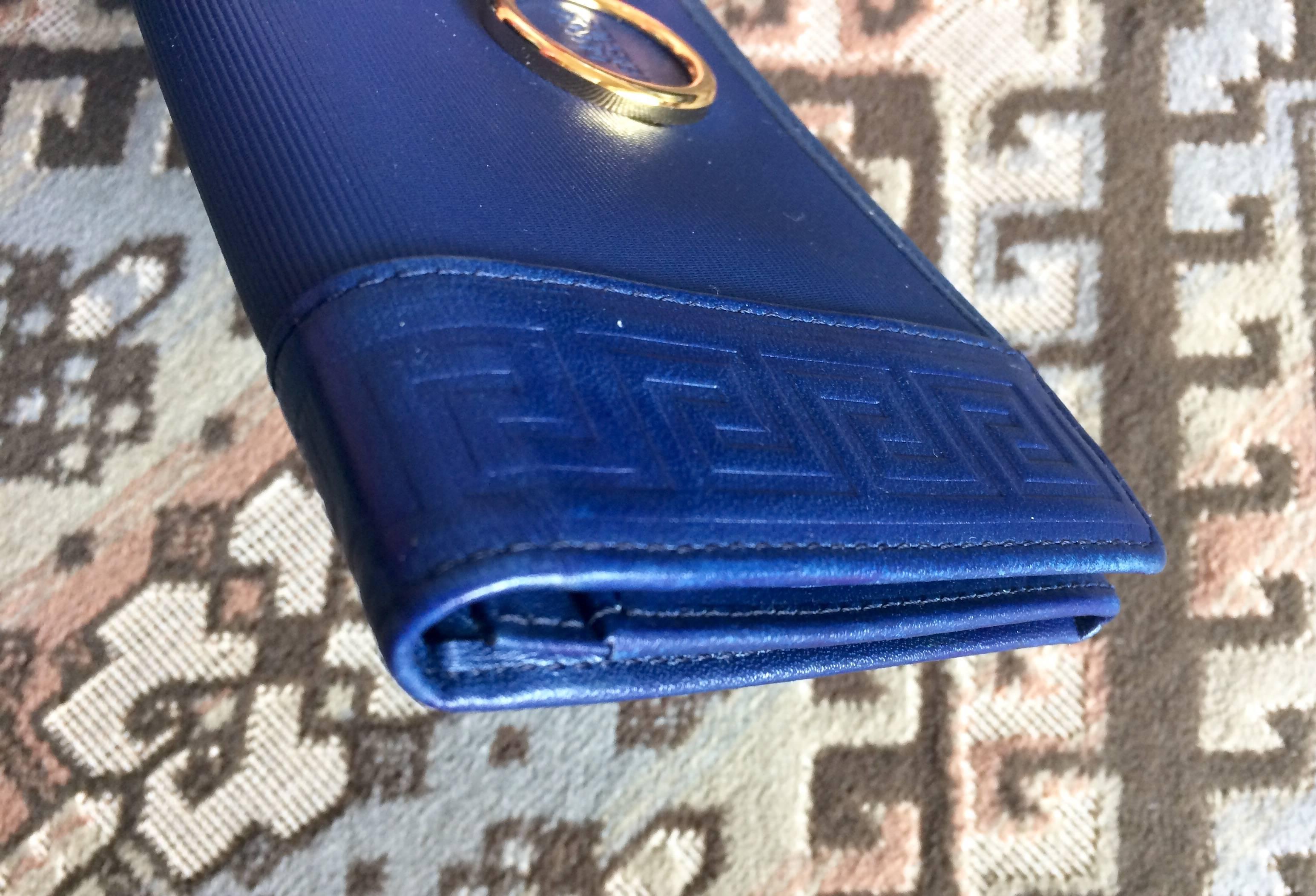 Vintage Gianni Versace blue wallet with geometric pattern and logo round motif. In Good Condition In Kashiwa, Chiba