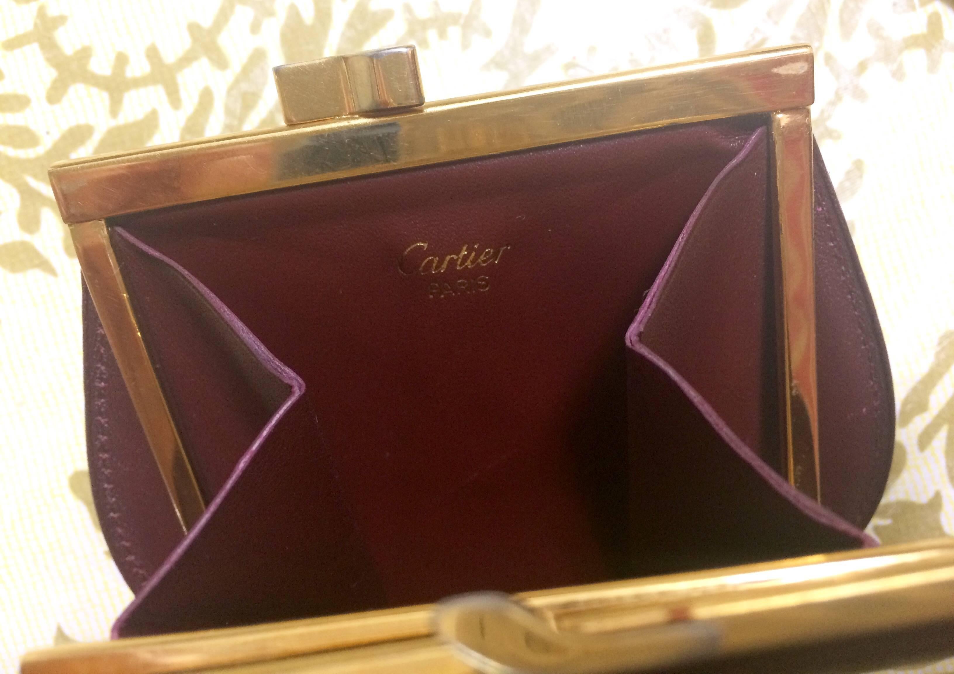 Vintage Cartie wine leather coin case wallet with gold tone kiss lock closure. In Good Condition In Kashiwa, Chiba