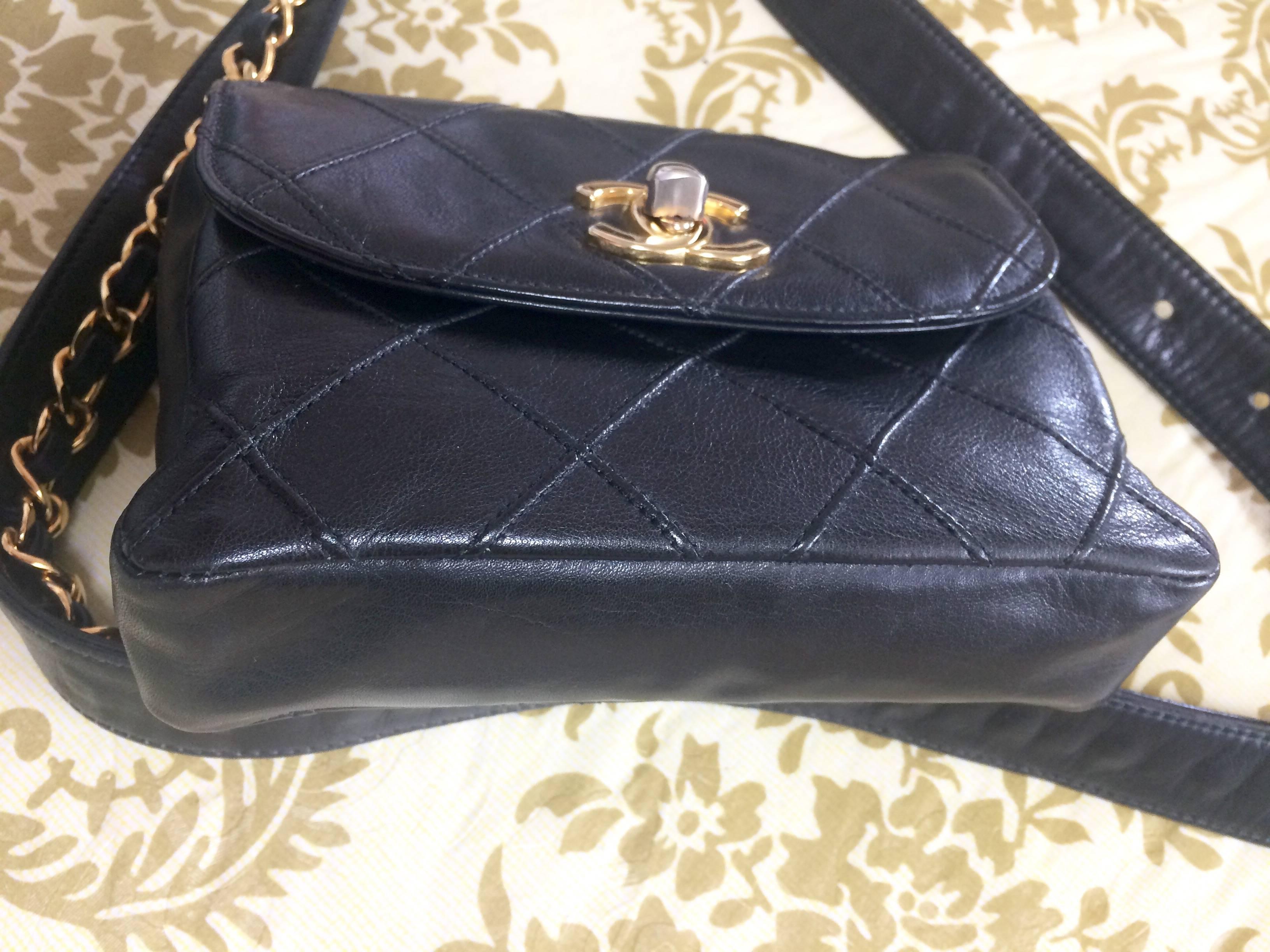 Vintage CHANEL black waist purse, fanny bag with golden chain belt and CC mark. In Excellent Condition In Kashiwa, Chiba