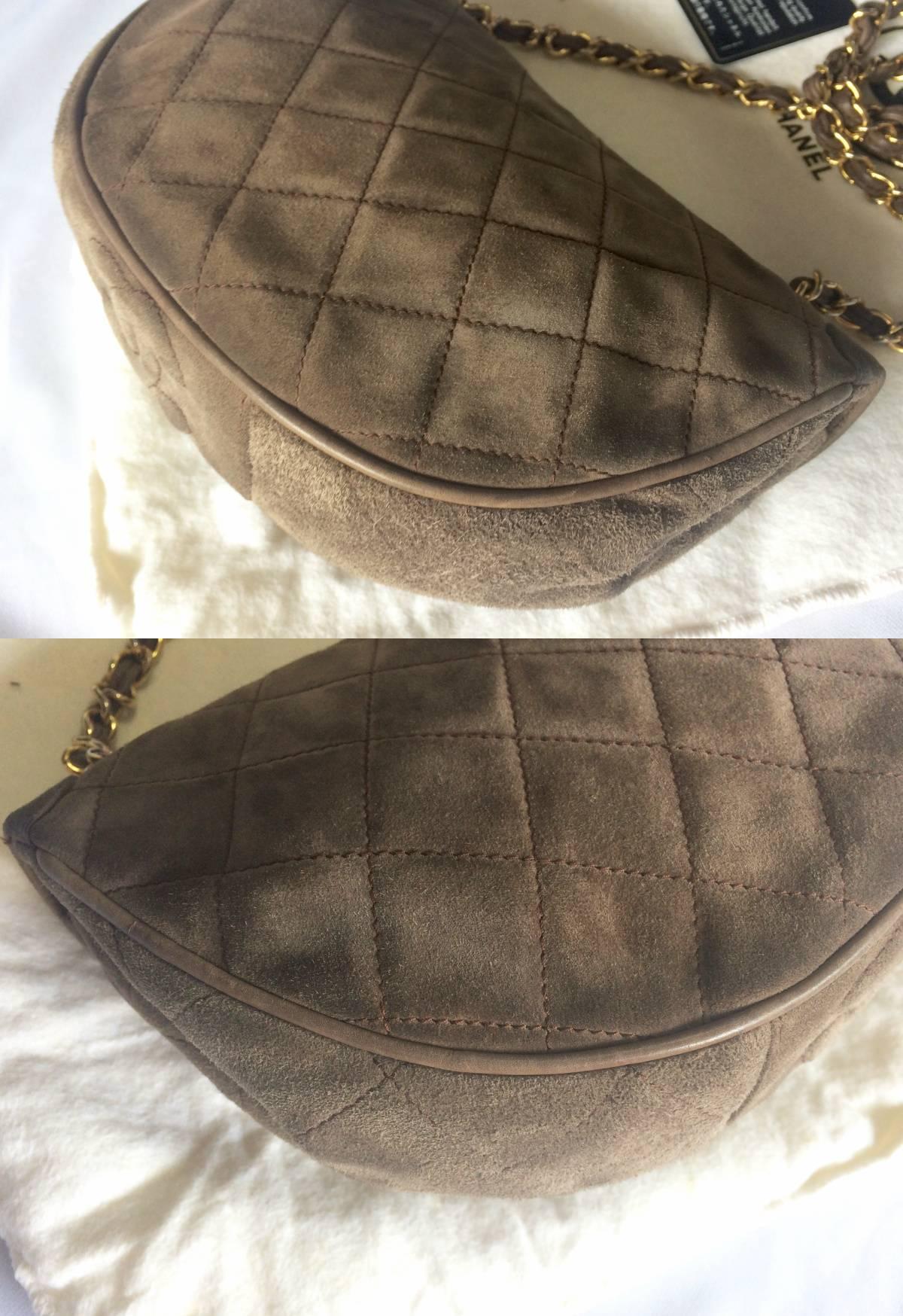 Vintage CHANEL brown suede chain shoulder bag with gripoix stones and cc mark. In Good Condition For Sale In Kashiwa, Chiba