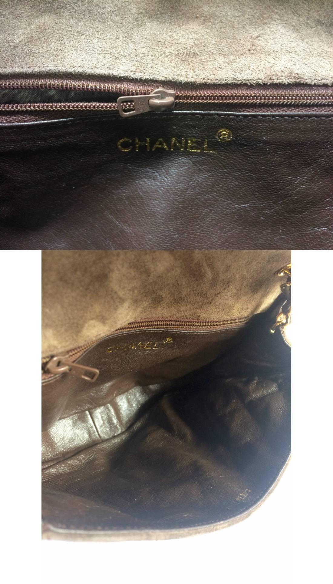 Vintage CHANEL brown suede chain shoulder bag with gripoix stones and cc mark. For Sale 2