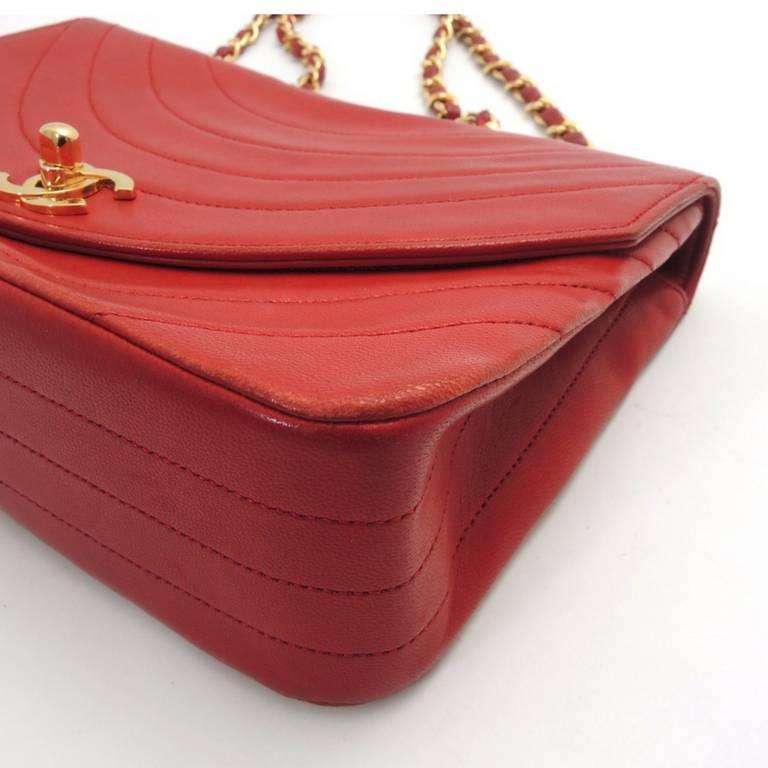 Vintage CHANEL unique oval U stitch red lamb leather classic 2.55 shoulder bag. In Good Condition In Kashiwa, Chiba