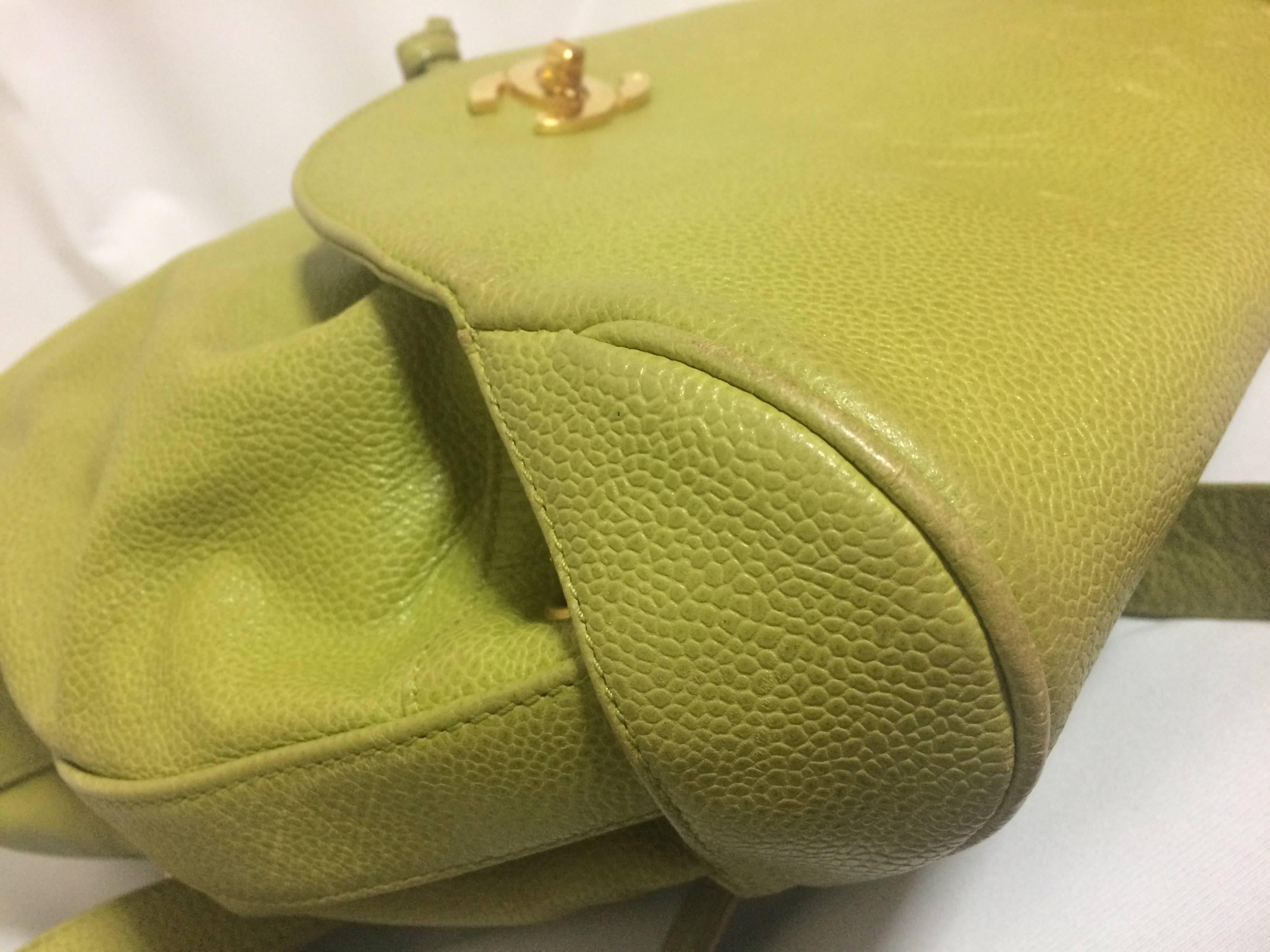 Vintage CHANEL green caviar leather backpack with gold chain strap and CC motif. In Good Condition For Sale In Kashiwa, Chiba
