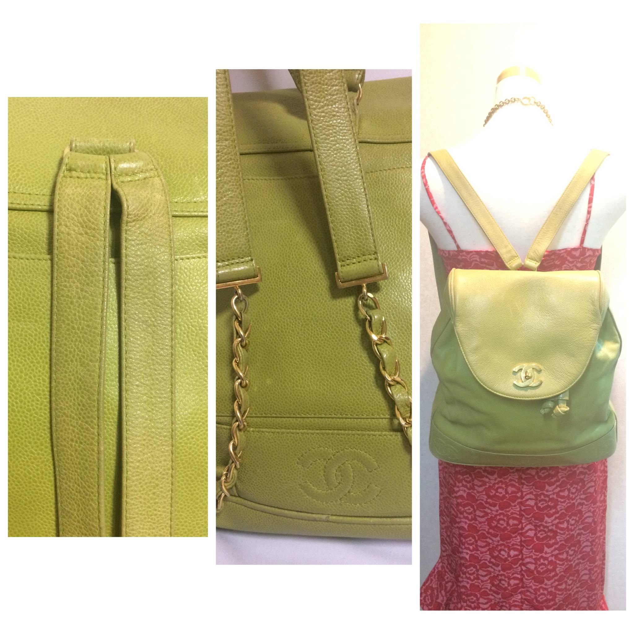 Women's Vintage CHANEL green caviar leather backpack with gold chain strap and CC motif. For Sale