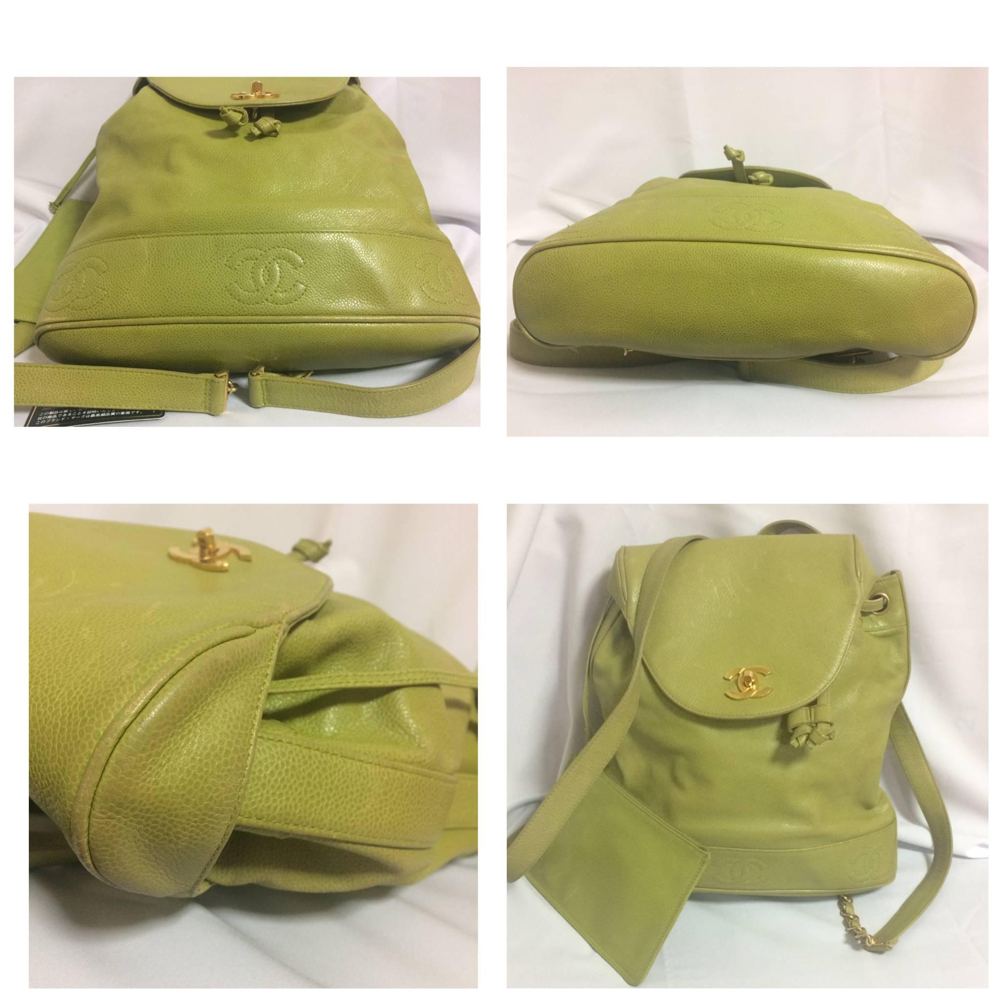 Vintage CHANEL green caviar leather backpack with gold chain strap and CC motif. For Sale 2