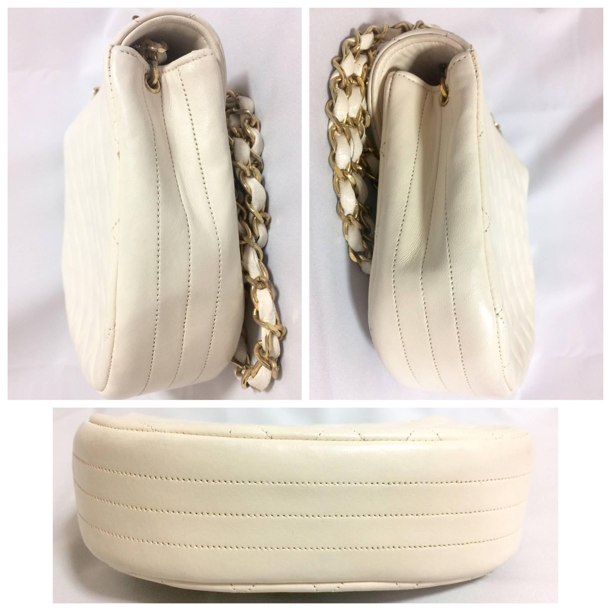 Vintage CHANEL ivory white lambskin 2.55 chain shoulder bag with gold CC motif. In Good Condition In Kashiwa, Chiba