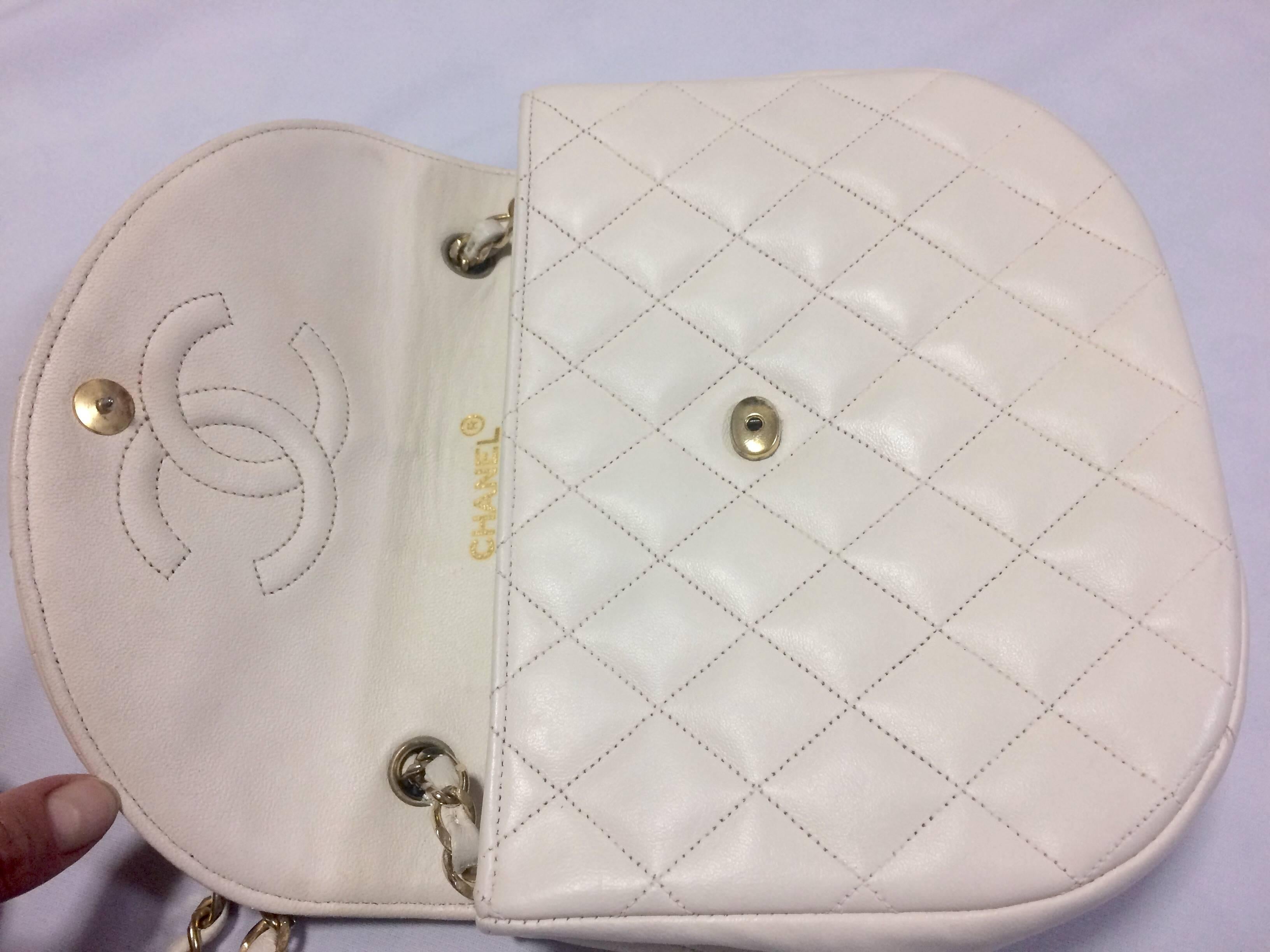 Women's Vintage CHANEL ivory white lambskin 2.55 chain shoulder bag with gold CC motif.