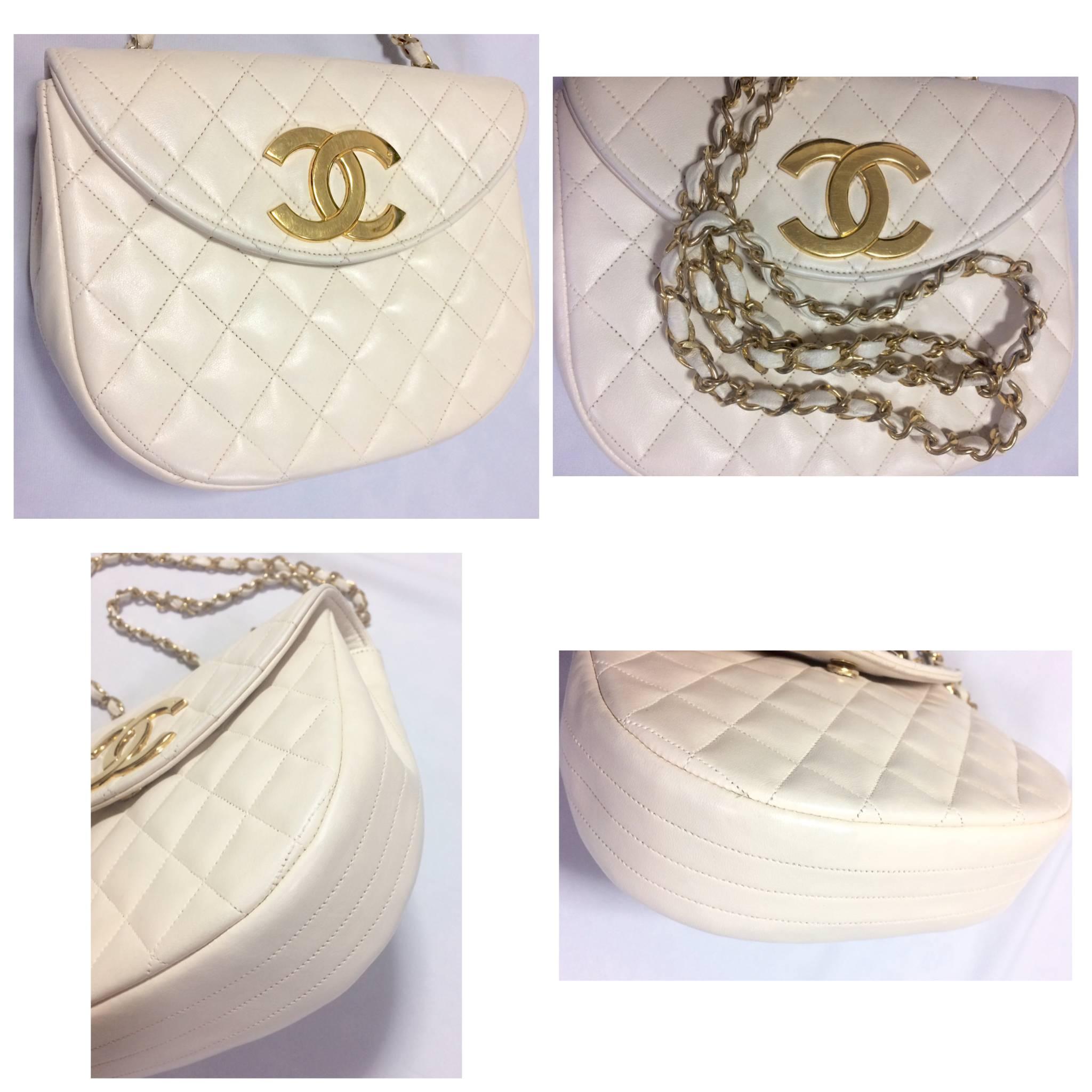 Vintage CHANEL ivory white lambskin 2.55 chain shoulder bag with gold CC motif. 4