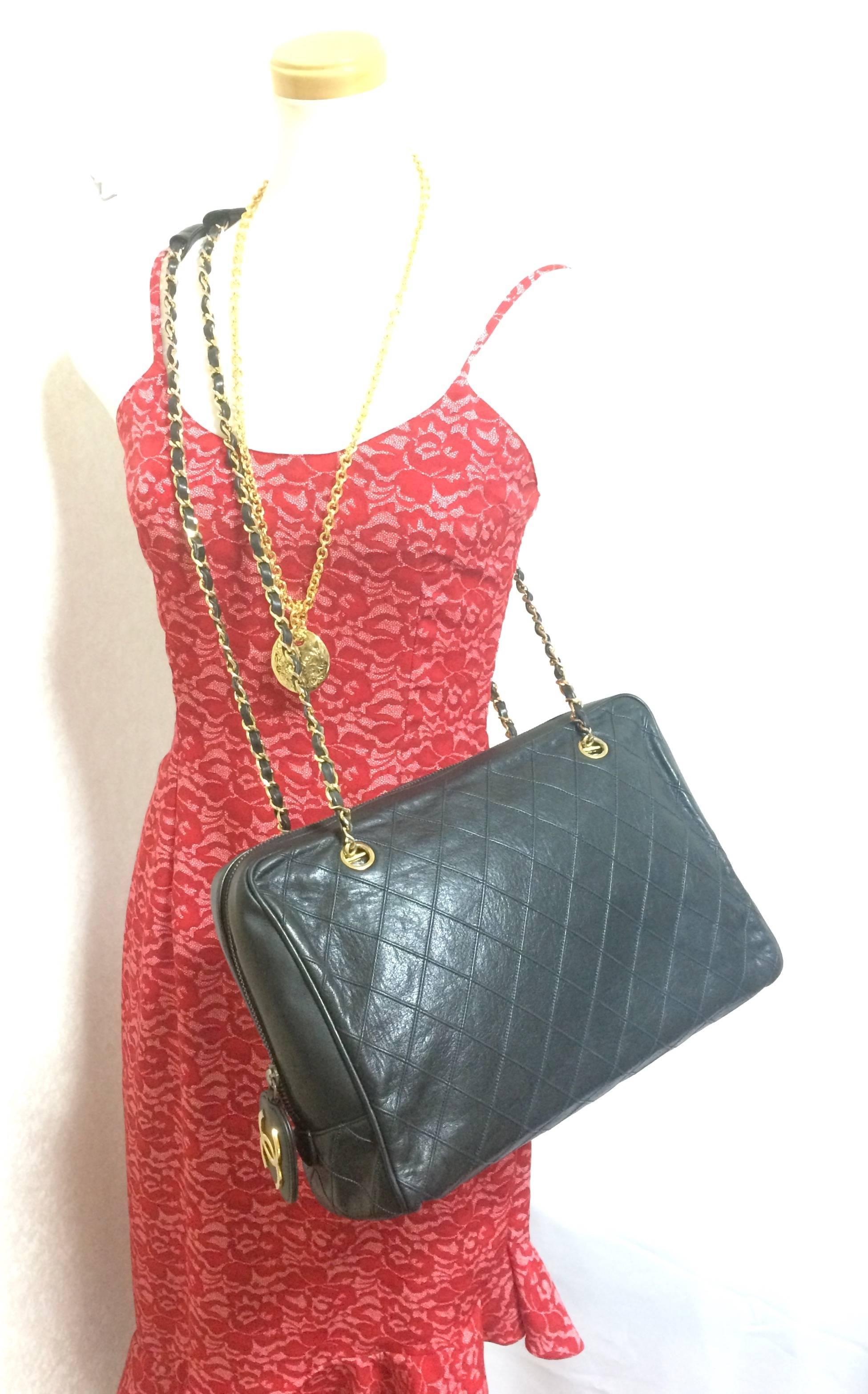 Vintage CHANEL black goatskin shoulder bag with gold tone chains and cc charm. For Sale 3