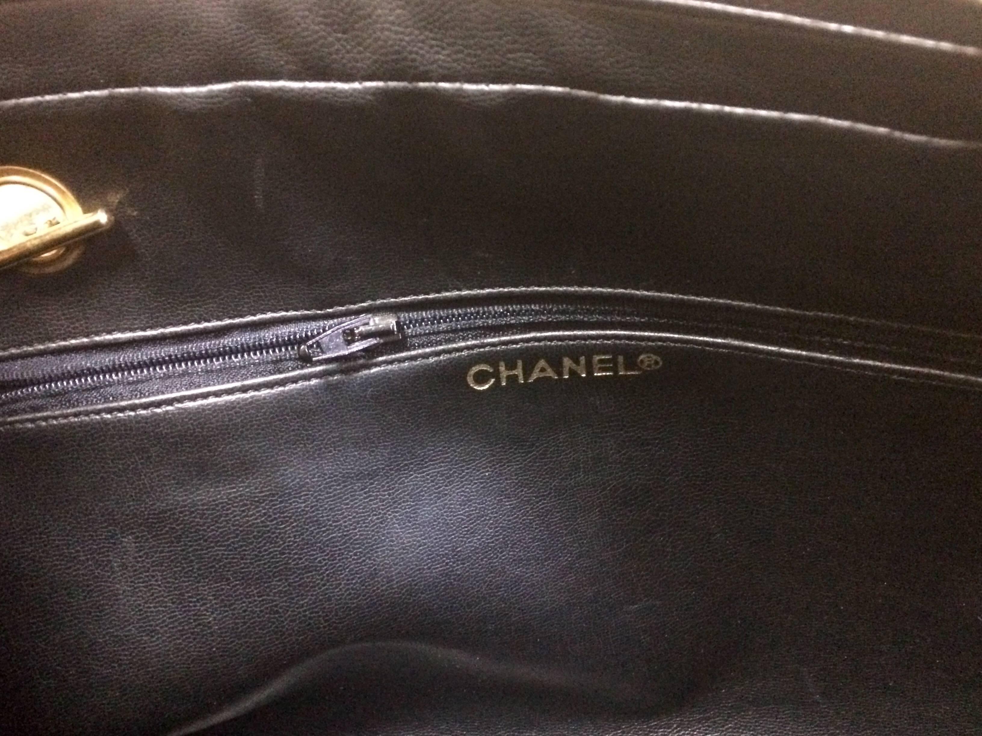 Vintage CHANEL black goatskin shoulder bag with gold tone chains and cc charm. For Sale 1