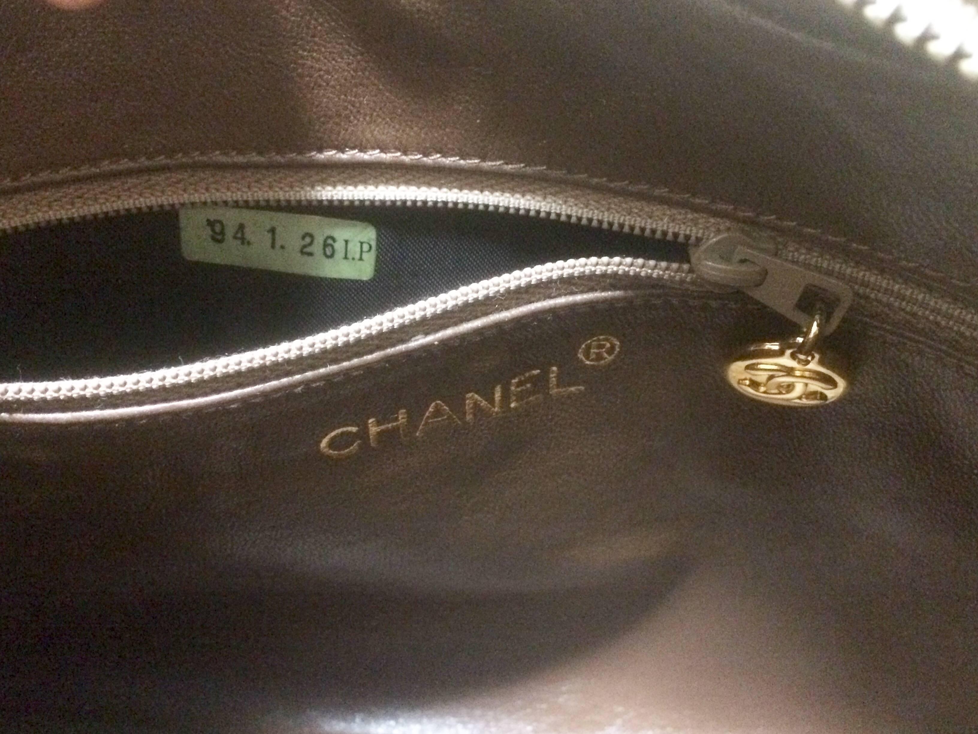Vintage Chanel beige lamb camera bag style shoulder bag, Chevron, diamond stitch In Good Condition For Sale In Kashiwa, Chiba