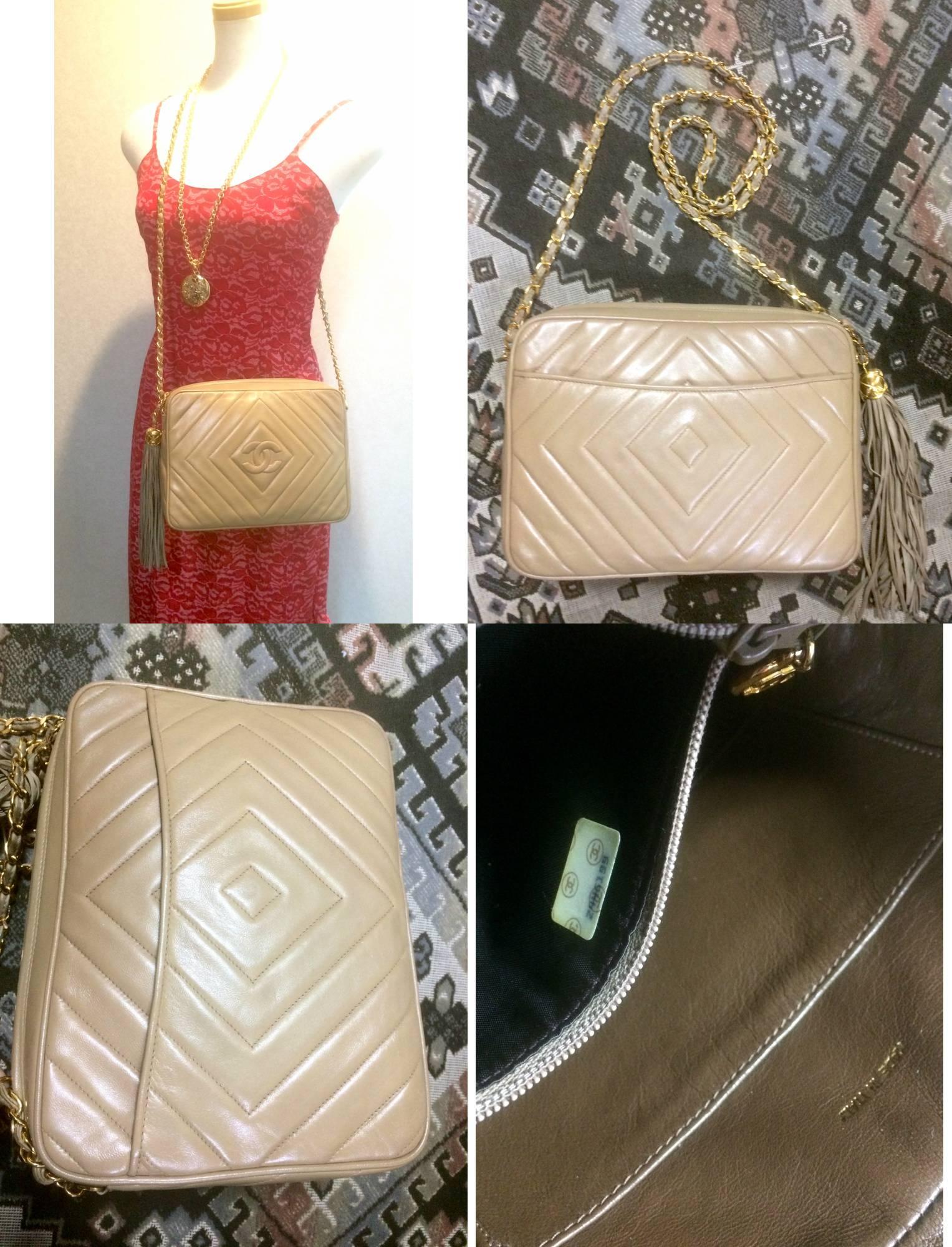 Vintage Chanel beige lamb camera bag style shoulder bag, Chevron, diamond stitch For Sale 2