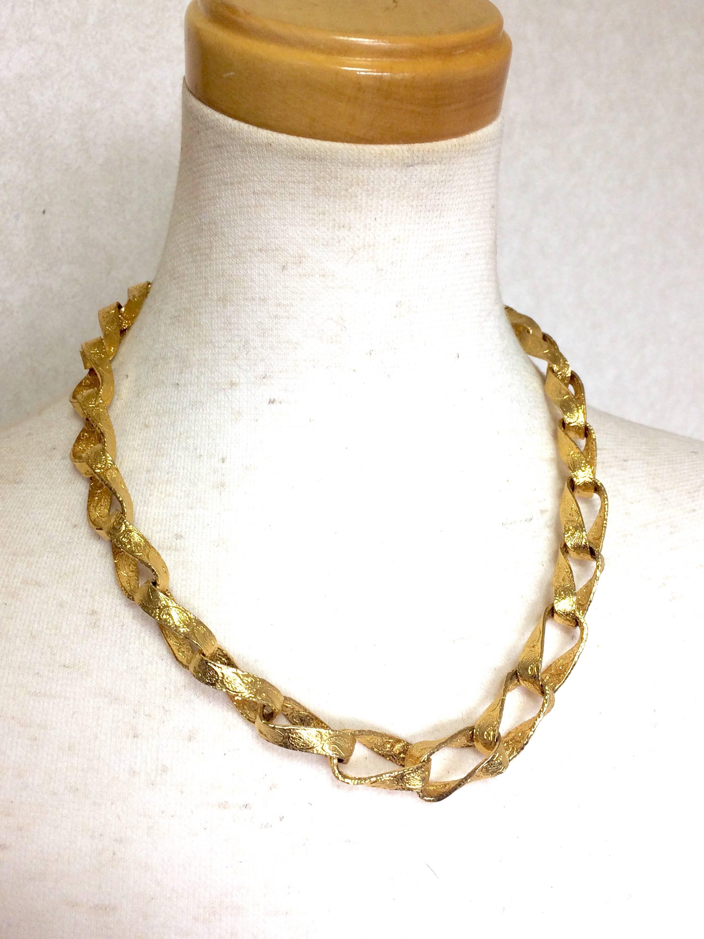 1990s. MINT. Vintage Christian Aujard rare golden paisley engraved chain necklace and round earring set. Gorgeous jewelry gift from Paris.

Introducing a rare and fabulous jewelry set from Christian Aujard back in the 90's.
MINT/Excellent vintage