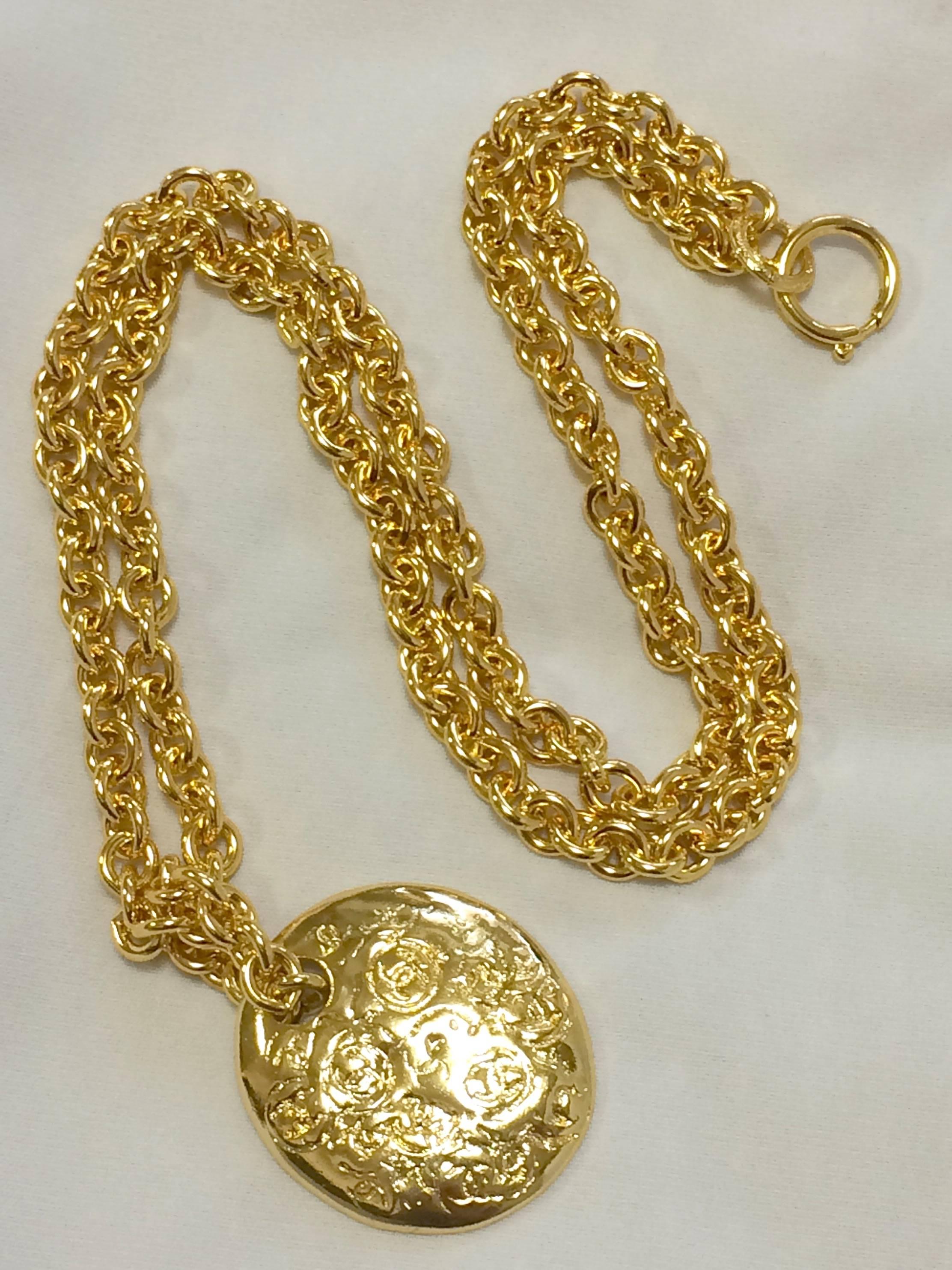 MINT. Vintage CHANEL golden long chain necklace with round coin, medal shape top In Excellent Condition In Kashiwa, Chiba