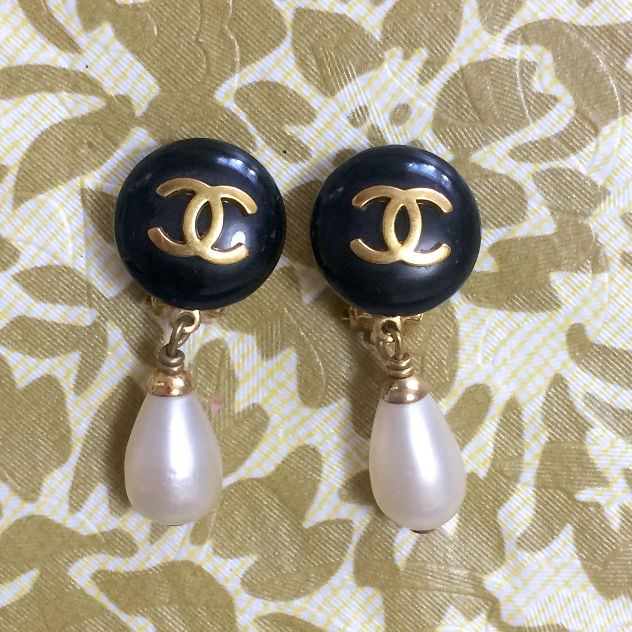 Vintage CHANEL teardrop white faux pearl earrings with black and golden CC mark. For Sale 1