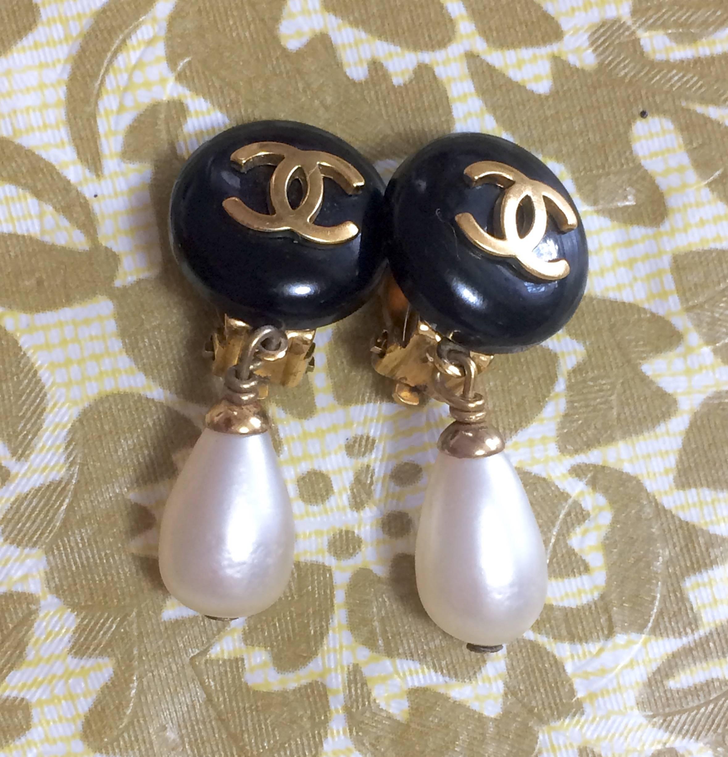 Vintage CHANEL teardrop white faux pearl earrings with black and golden CC mark. In Good Condition For Sale In Kashiwa, Chiba