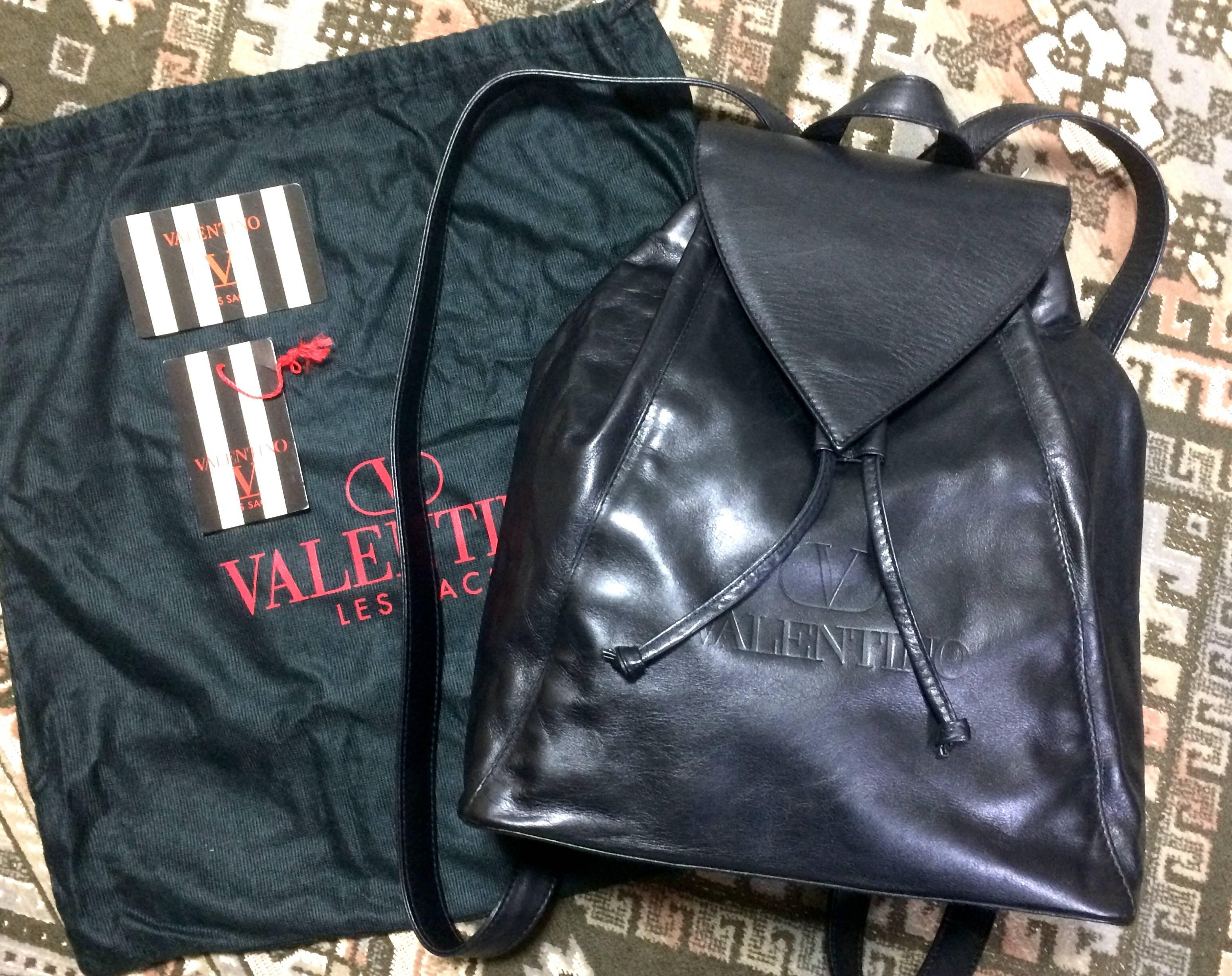 Vintage Valentino black nappa leather backpack with embossed logo. Classic bag. 4