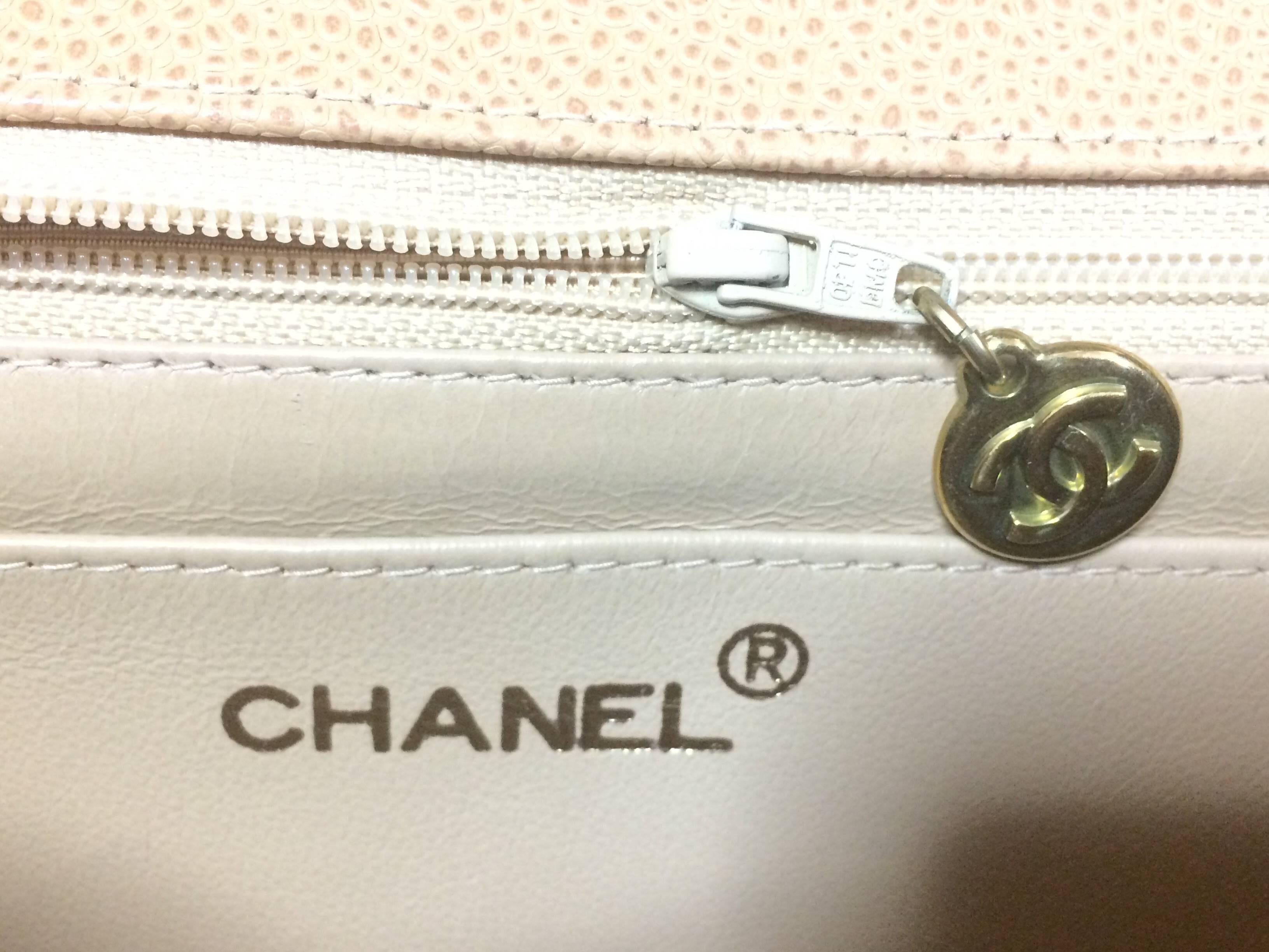 MINT. Vintage Chanel brown beige caviar leather 2.55 flap shoulder bag with cc. For Sale 2