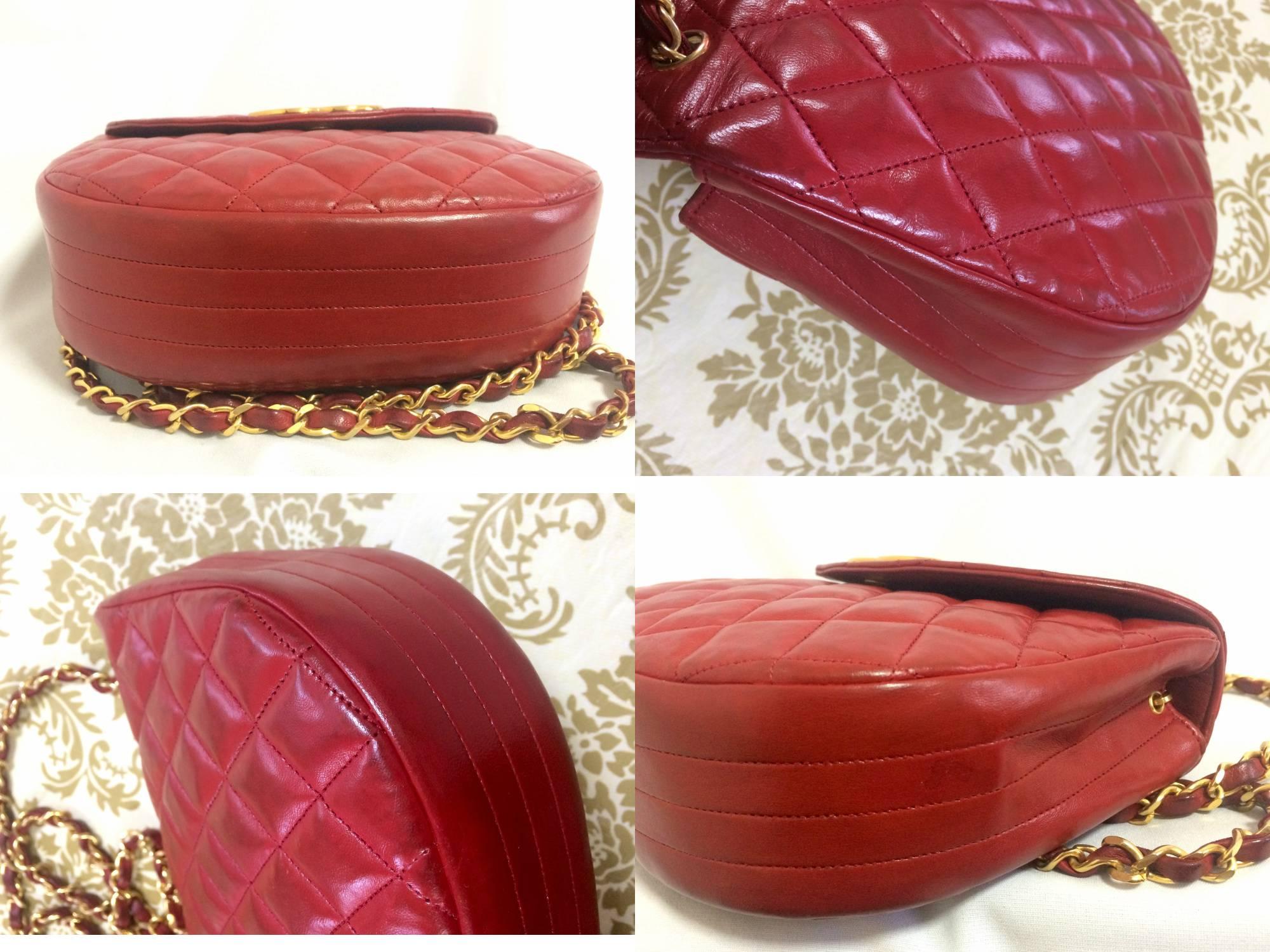 Vintage CHANEL rare red lambskin oval flap 2.55 shoulder bag with large gold CC. In Good Condition For Sale In Kashiwa, Chiba