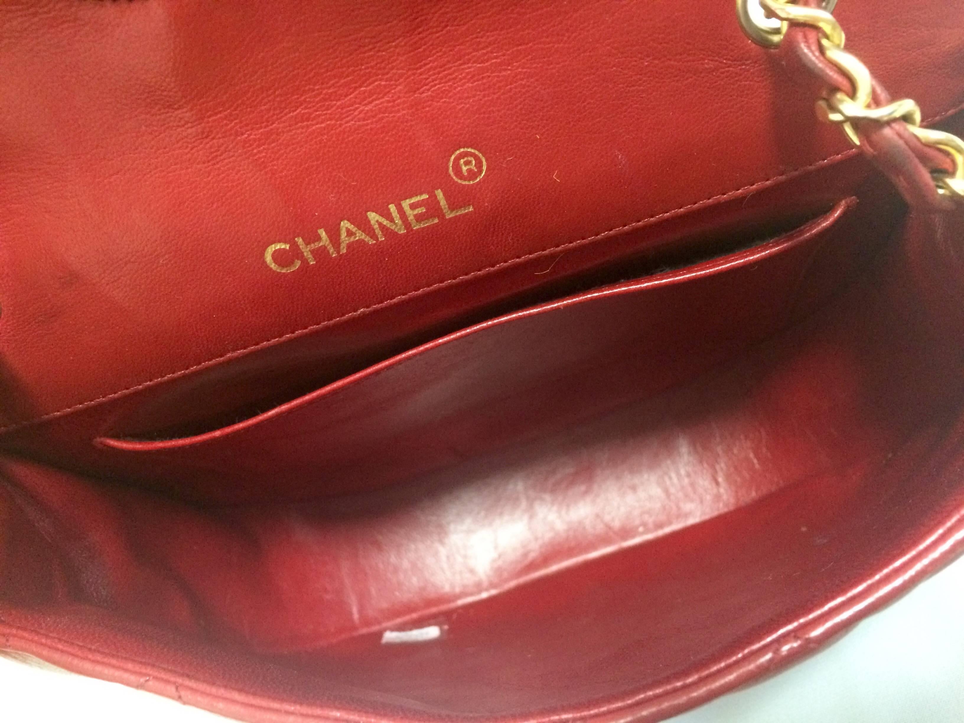 Vintage CHANEL rare red lambskin oval flap 2.55 shoulder bag with large gold CC. For Sale 3