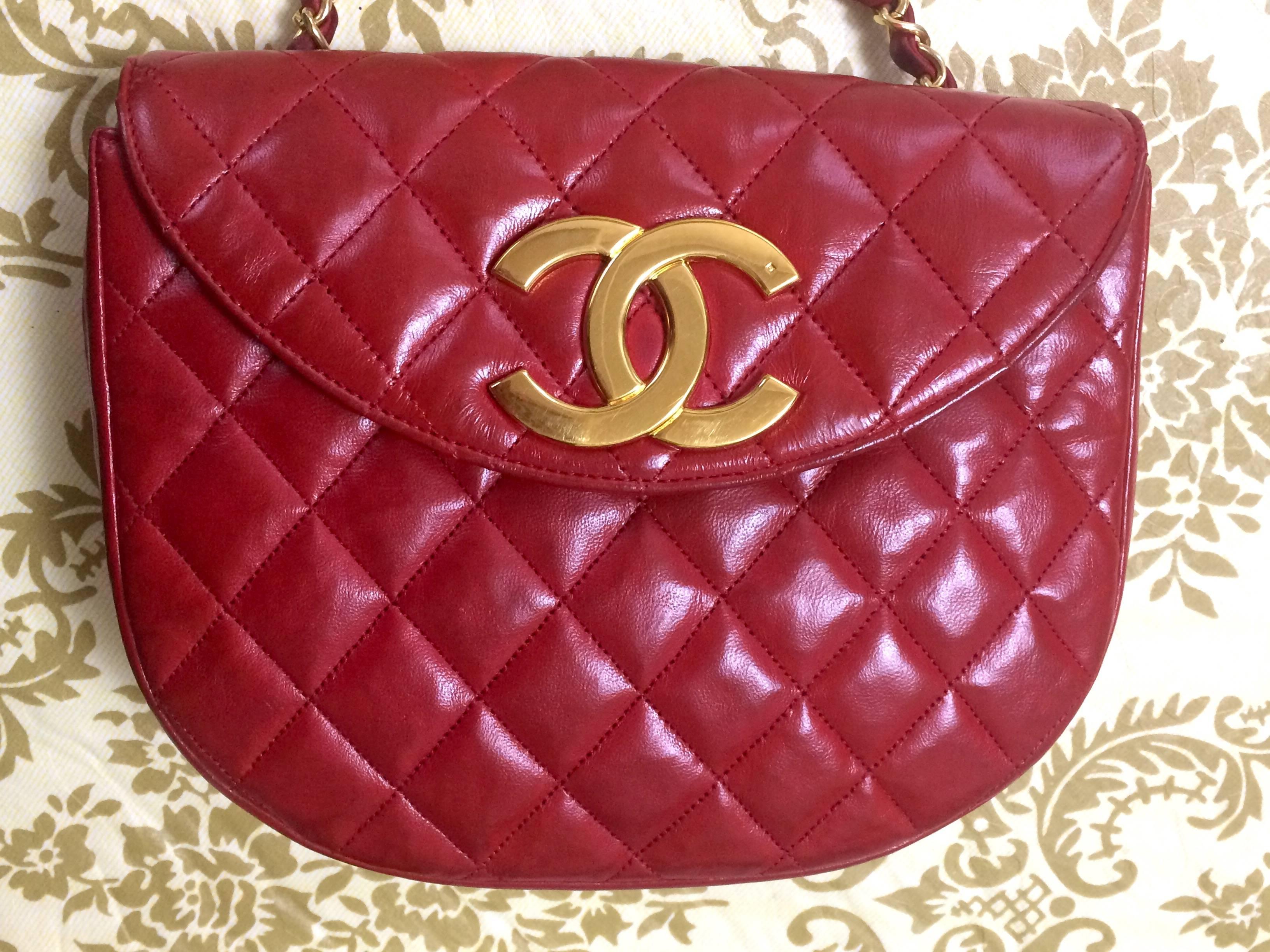 1980s. Vintage CHANEL rare red lambskin oval flap 2.55 shoulder bag with golden large CC motif and chain straps. Masterpiece.

Don’t miss!
Introducing another hard-to-find vintage treasury bag from Chanel back in the 80's.
Still in a good vintage