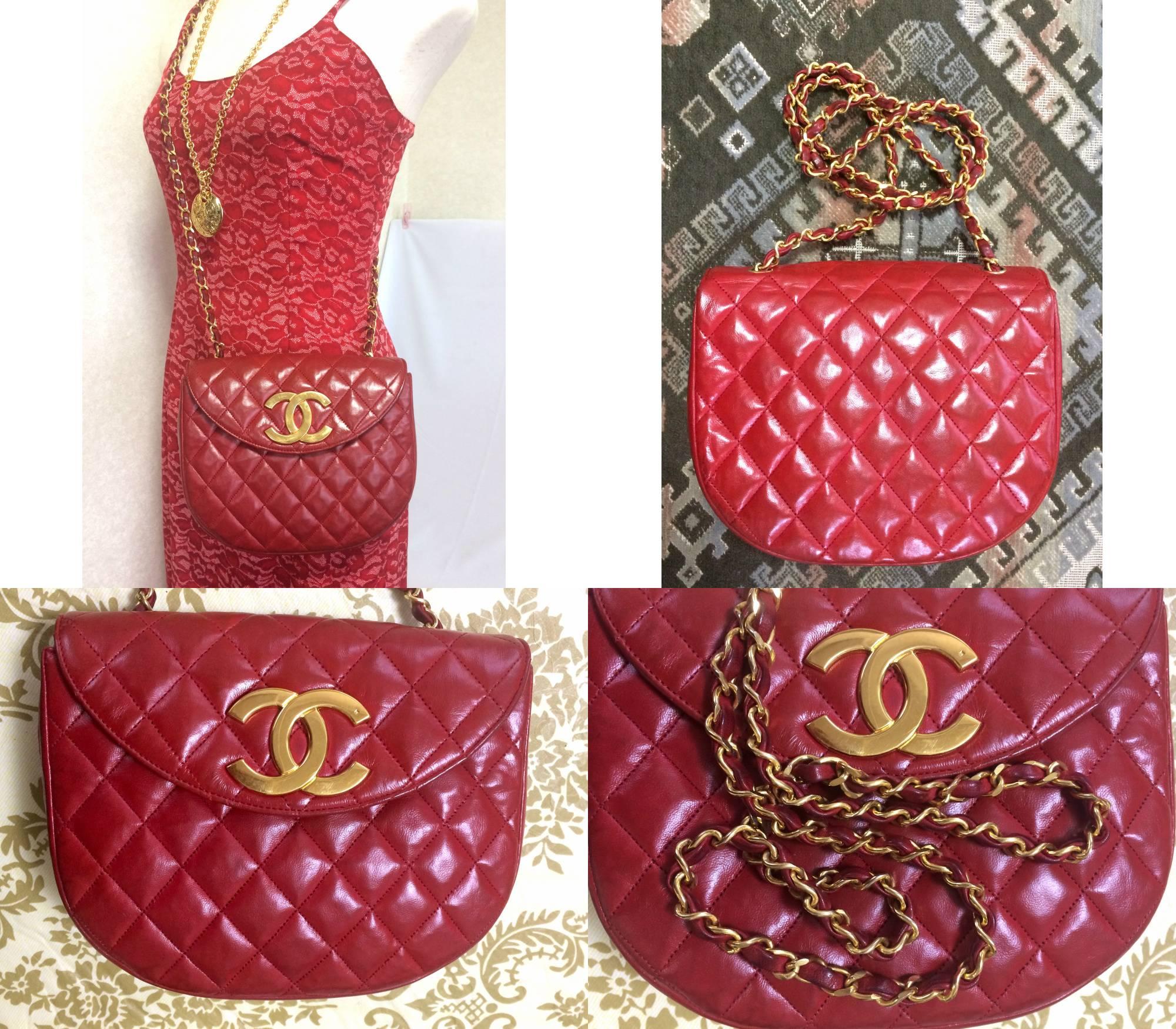 Vintage CHANEL rare red lambskin oval flap 2.55 shoulder bag with large gold CC. For Sale 1