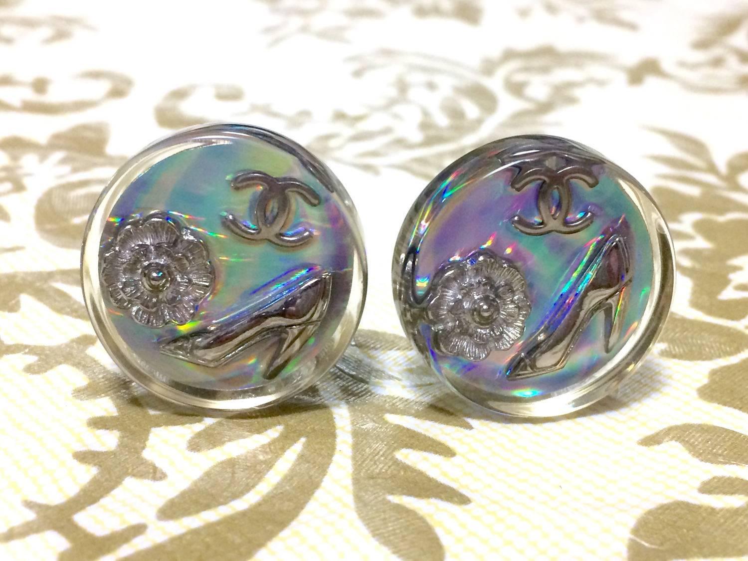 Vintage CHANEL silver tone and rainbow aurora shining earrings with motifs. In Good Condition For Sale In Kashiwa, Chiba