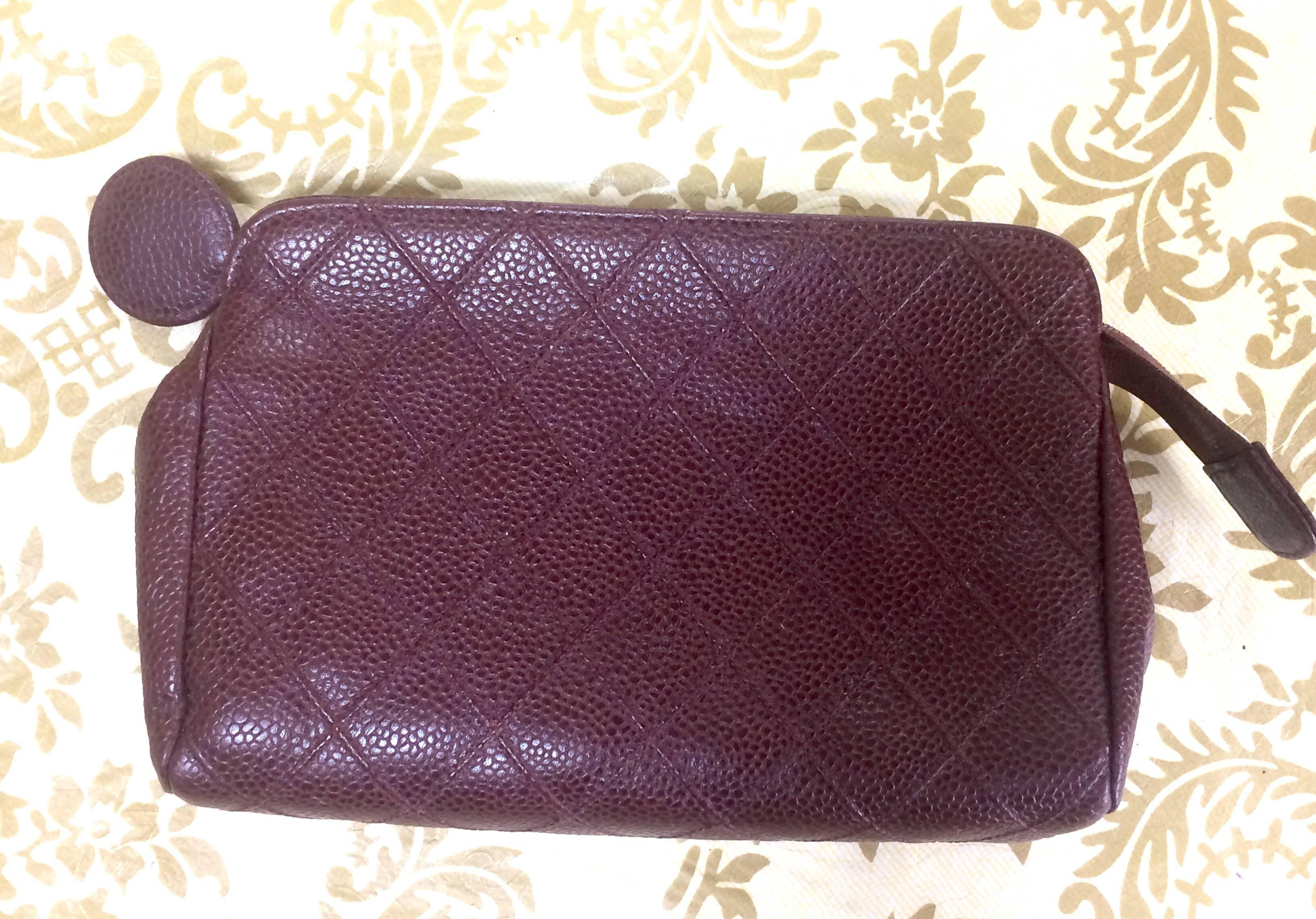 1990s. Vintage CHANEL wine brown caviar leather bicorole stitch cosmetic, toiletries pouch with golden CC charm pull.

This is a CHANEL vintage cosmetic pouch in wine brown caviarskin from the 90's. 

Classic purse to put your cosmetics/small
