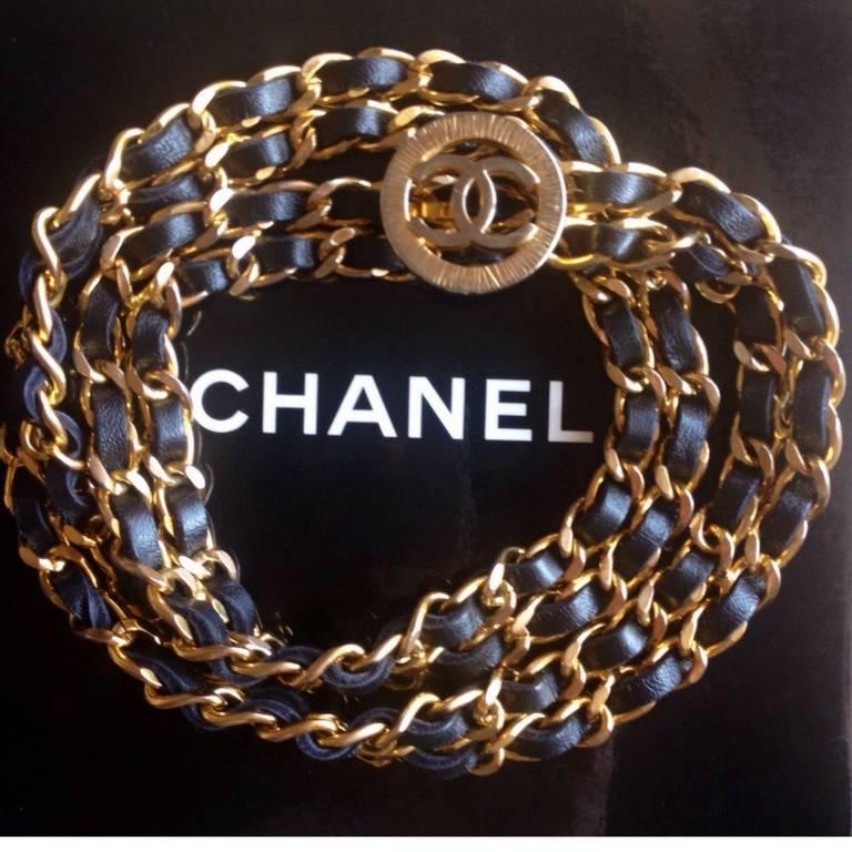 Vintage CHANEL double golden chain and black leather belt with golden CC charm For Sale 1