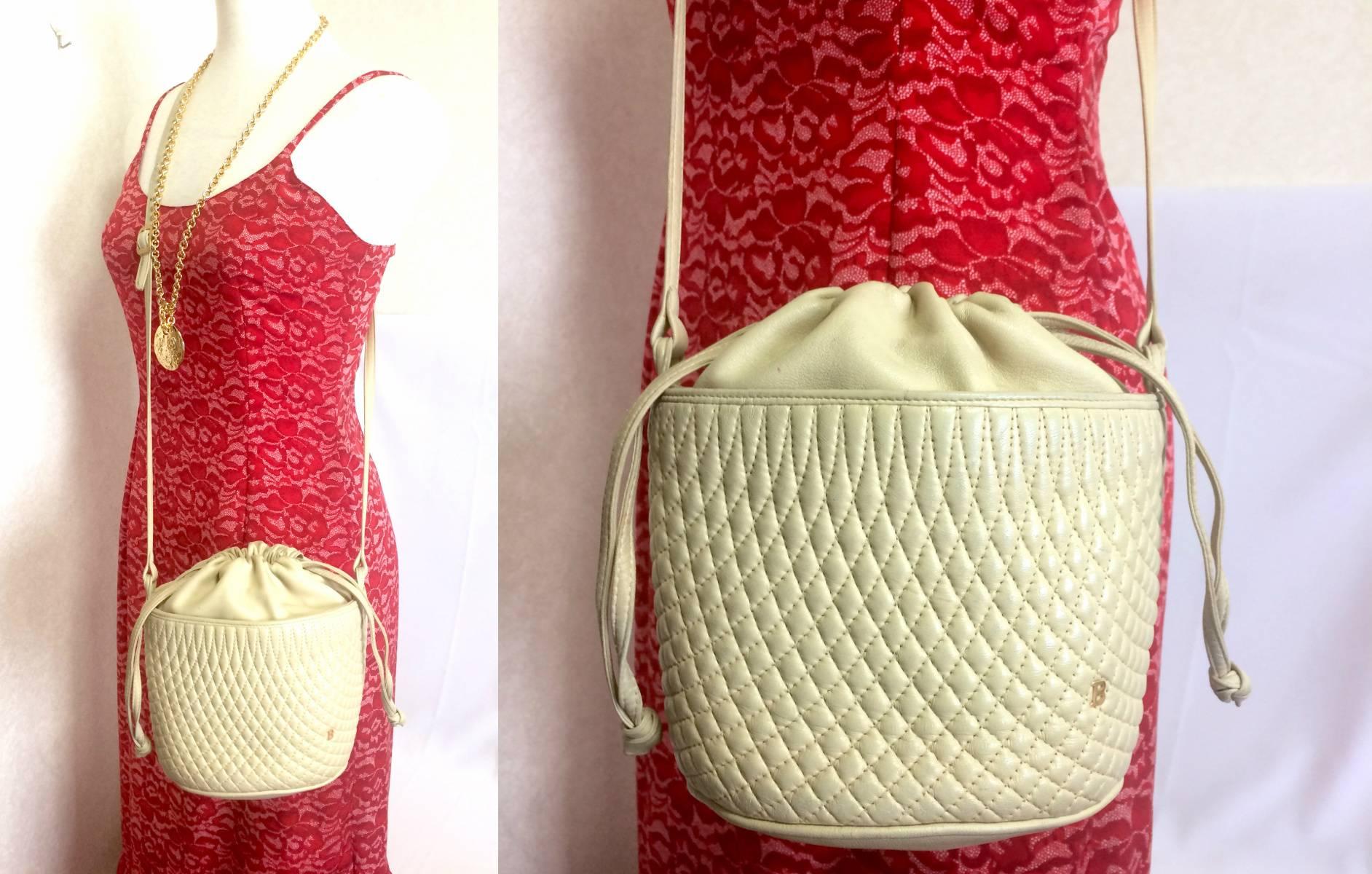 Vintage BALLY ivory white quilted lambskin mini hobo, bucket shoulder bag. For Sale 4
