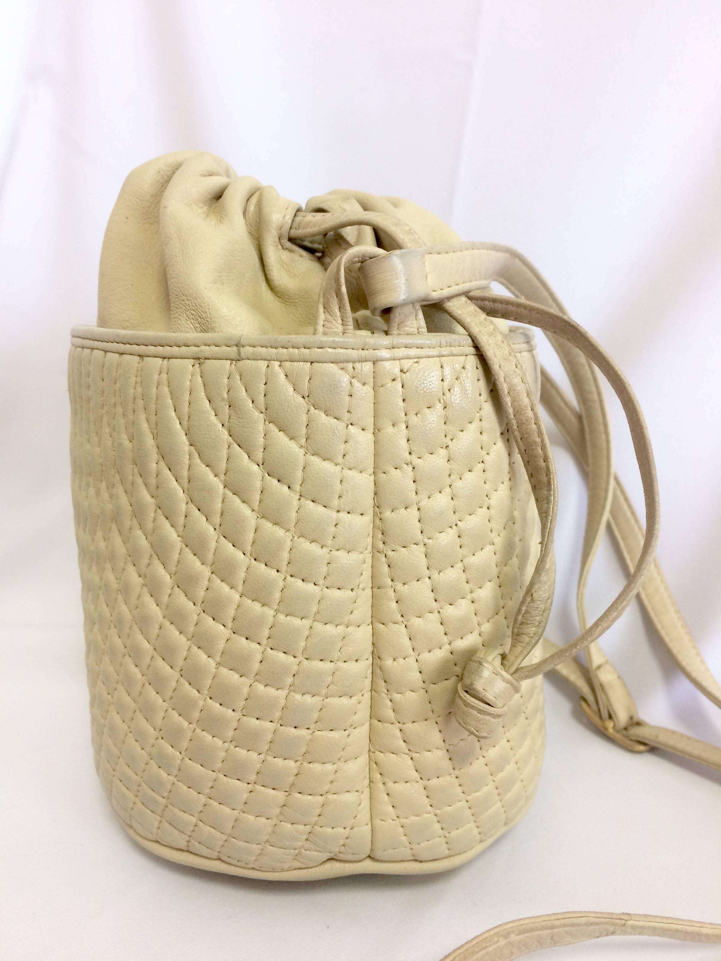 Vintage BALLY ivory white quilted lambskin mini hobo, bucket shoulder bag. In Good Condition For Sale In Kashiwa, Chiba