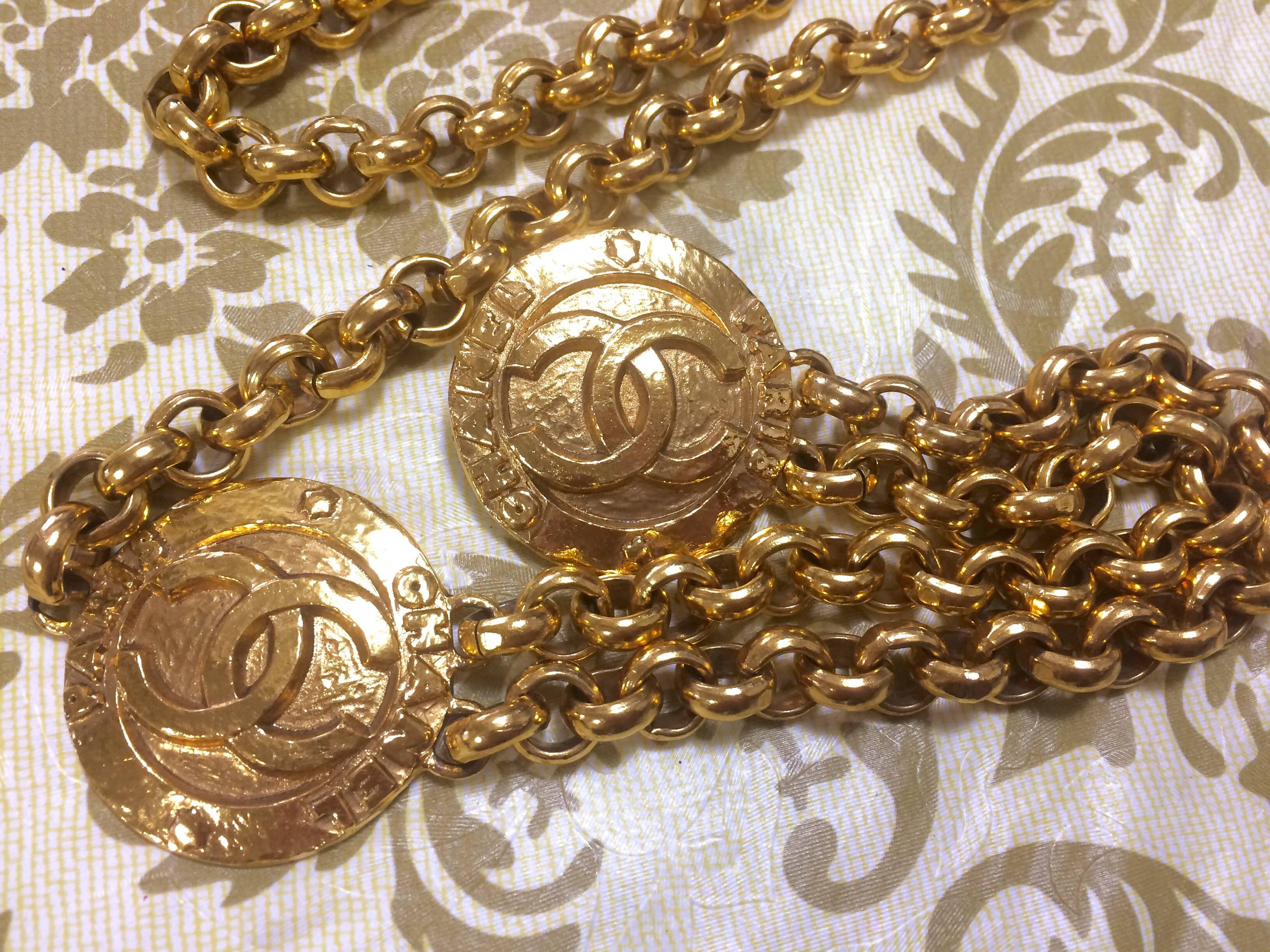Vintage CHANEL golden nice and heavy chain belt with two large CC round charms. In Good Condition In Kashiwa, Chiba