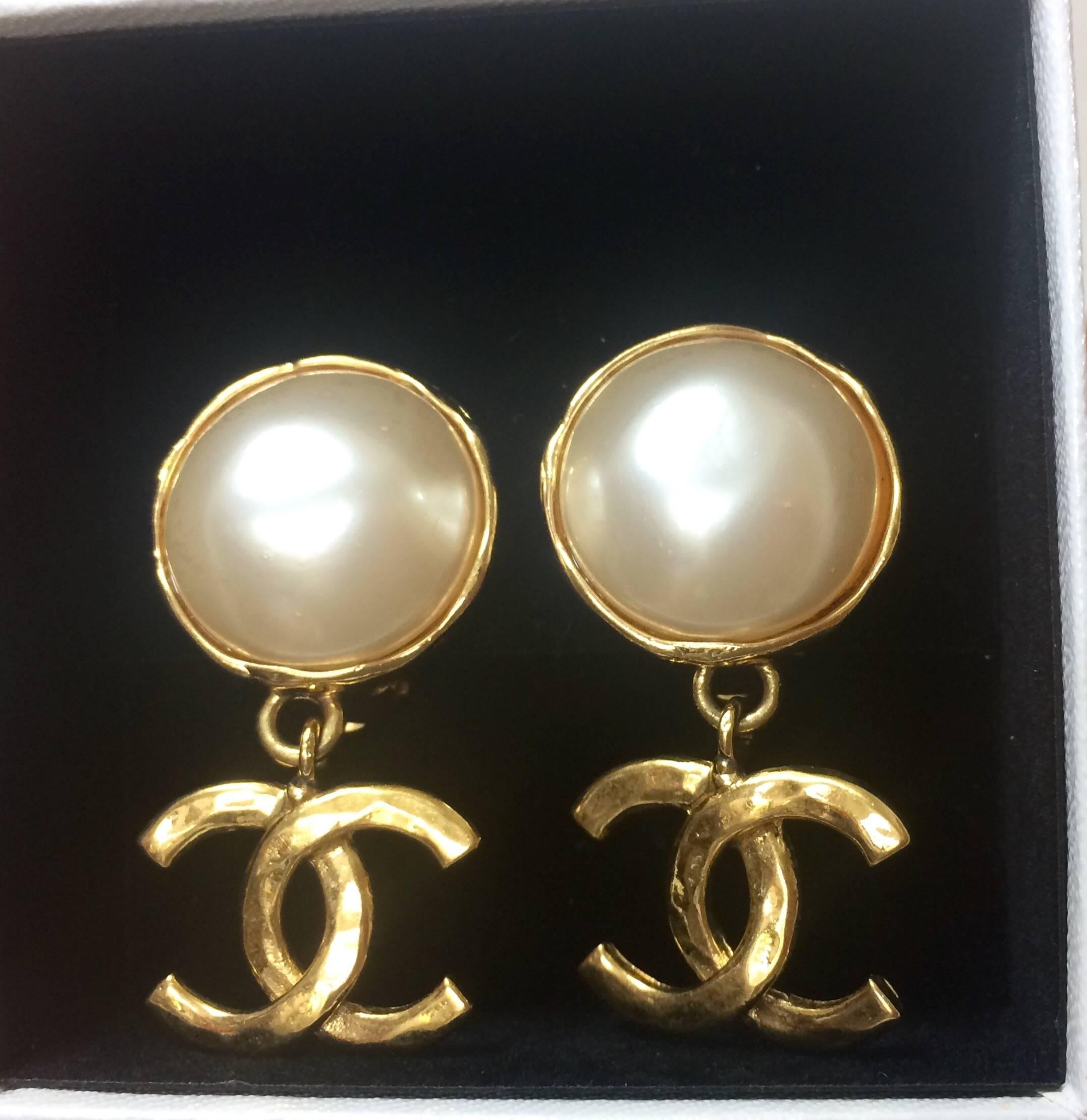 1990s. MINT. Vintage CHANEL white faux pearl and golden dangling earrings. Iconic CC mark. Hot gift.

Introducing a MINT/excellent condition vintage CHANEL faux pearl earrings with golden CC marks that dangle as you move!
 
Wearing these earrings