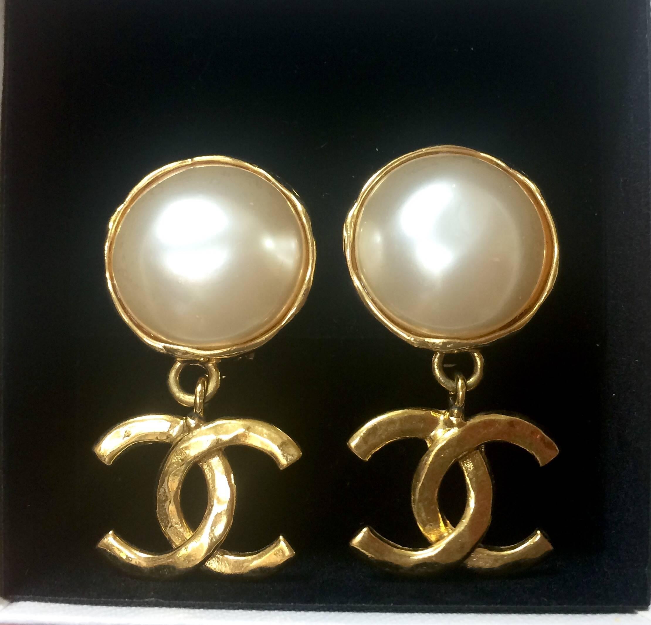 MINT. Vintage CHANEL white faux pearl and golden dangling earrings with CC mark. In Excellent Condition In Kashiwa, Chiba