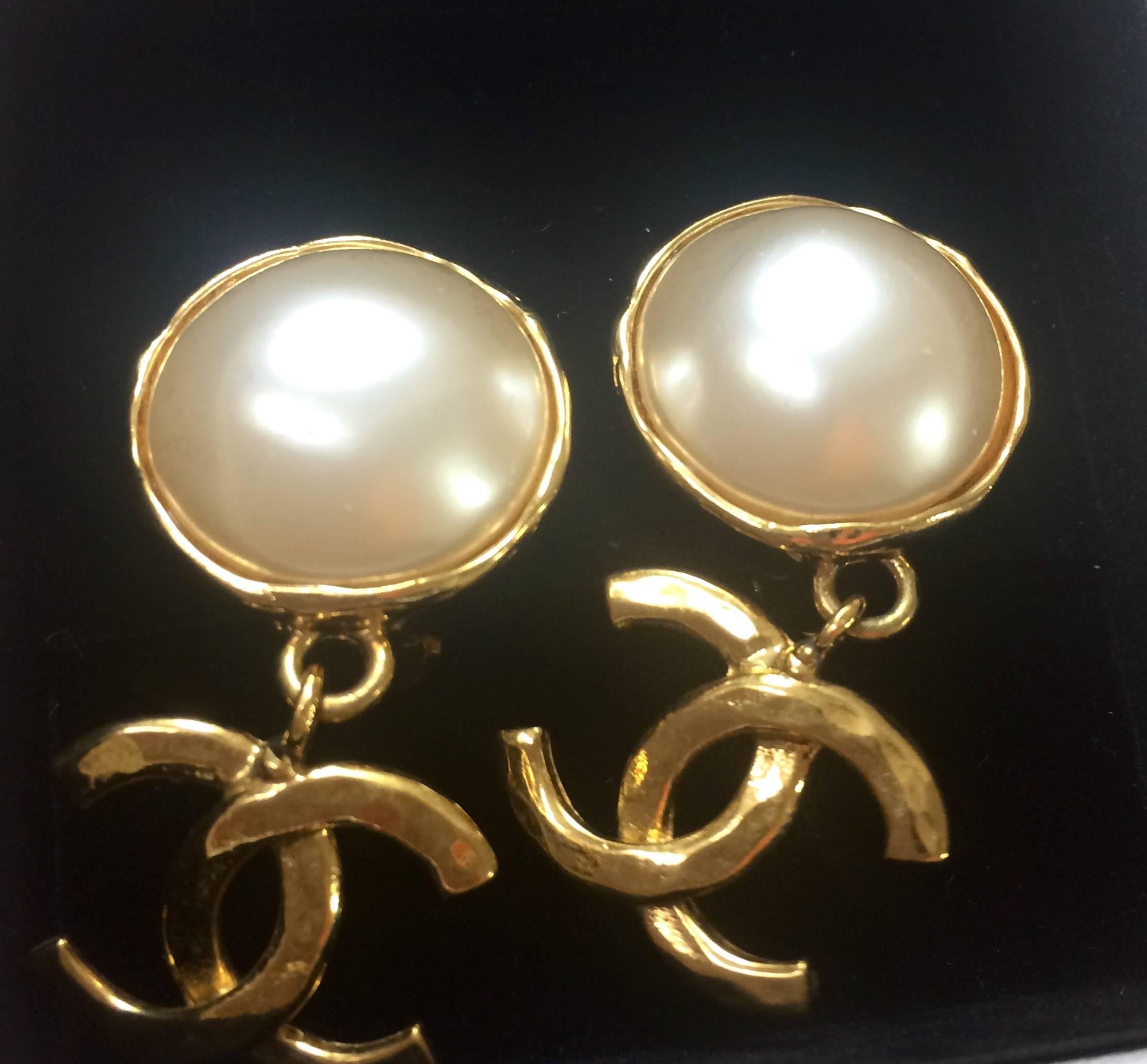 Women's MINT. Vintage CHANEL white faux pearl and golden dangling earrings with CC mark.