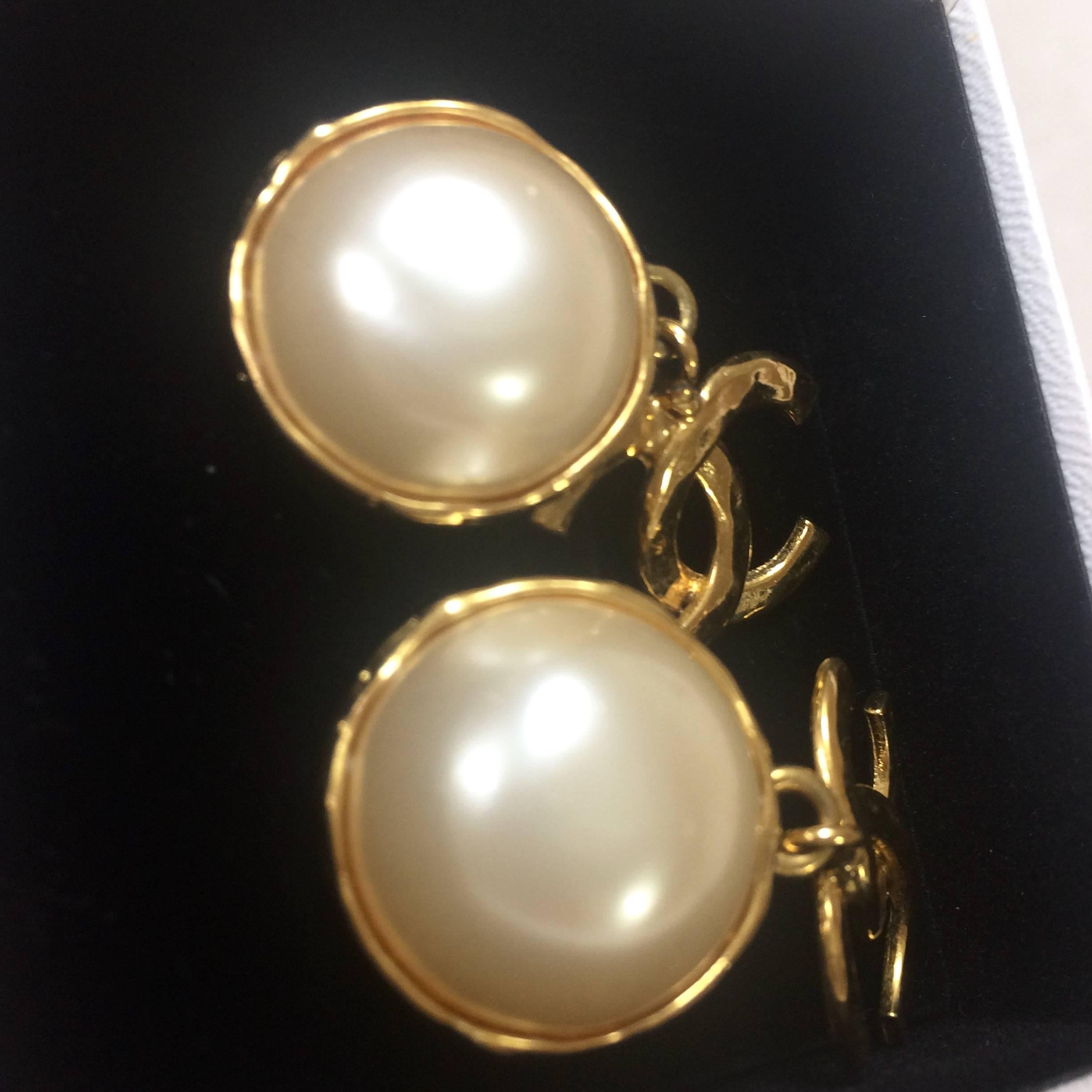 MINT. Vintage CHANEL white faux pearl and golden dangling earrings with CC mark. 1